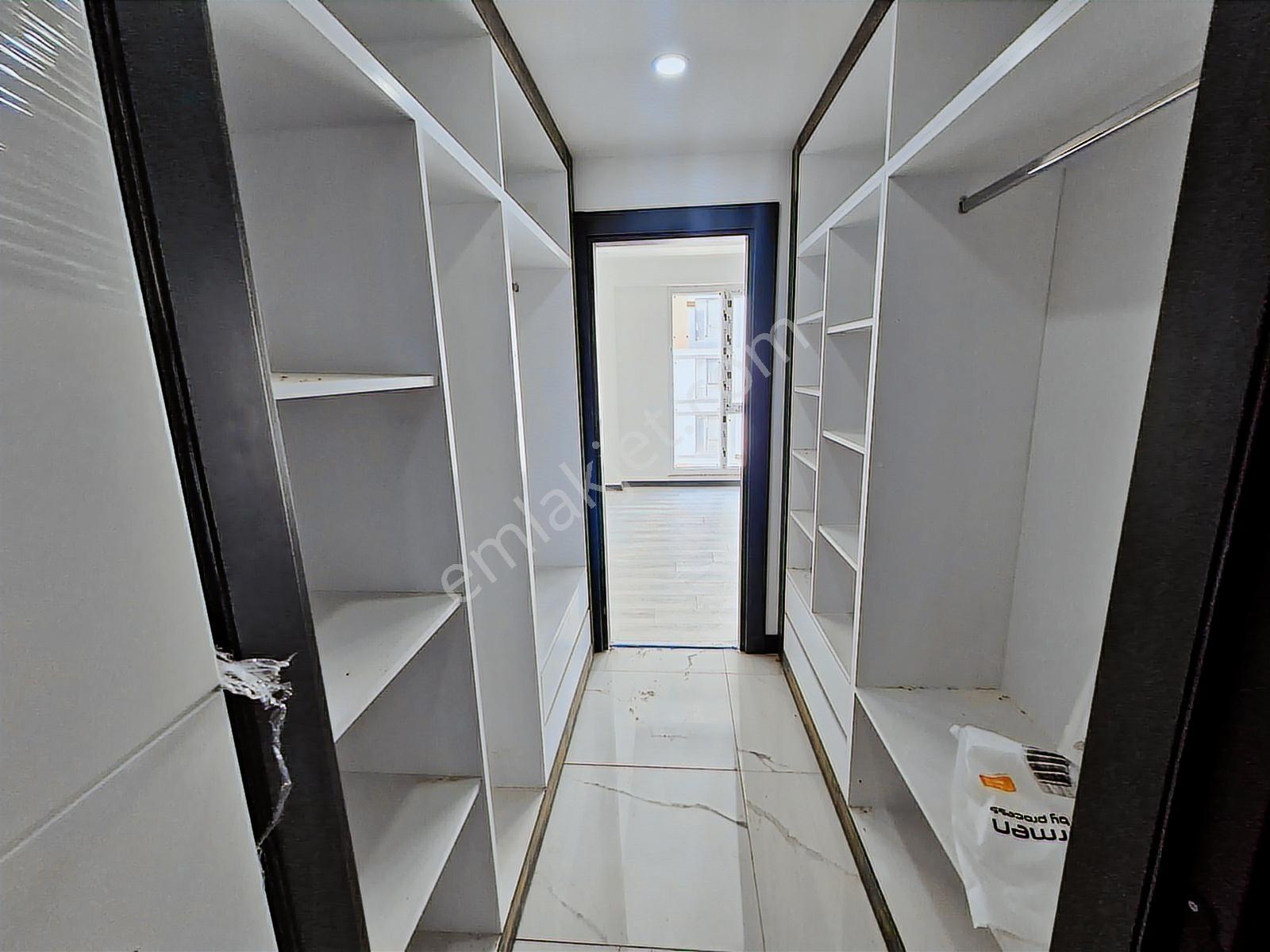 Emlaklar İzsiz Towersda Havuzlu Sitede 3+1 Satılık Daire - Görsel 14