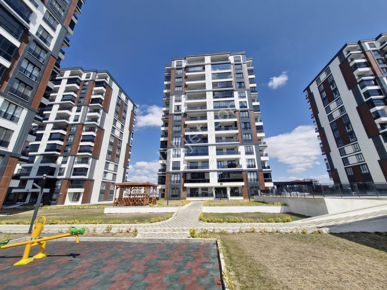 Emlaklar İzsiz Towersda Havuzlu Sitede 3+1 Satılık Daire - Görsel 31