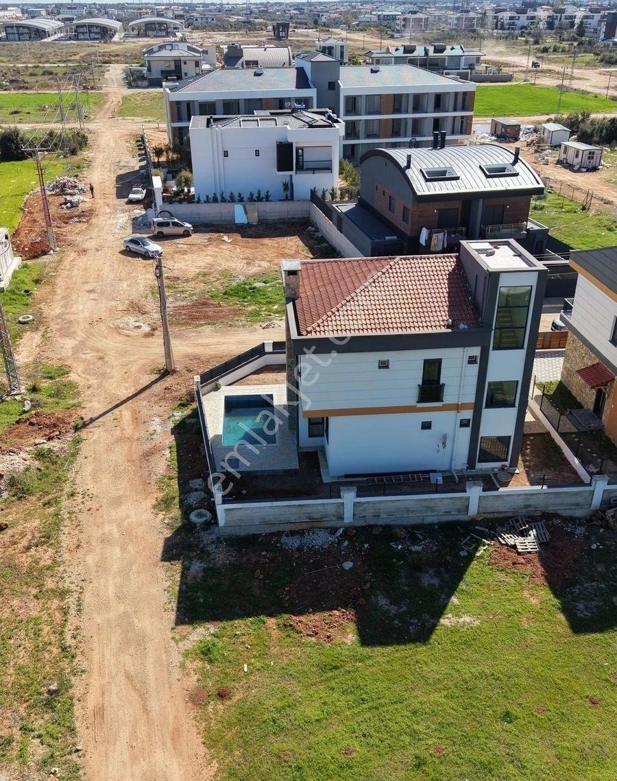 Antalya Döşemealtı'nda Değerli Lokasyonda Satılık Villa