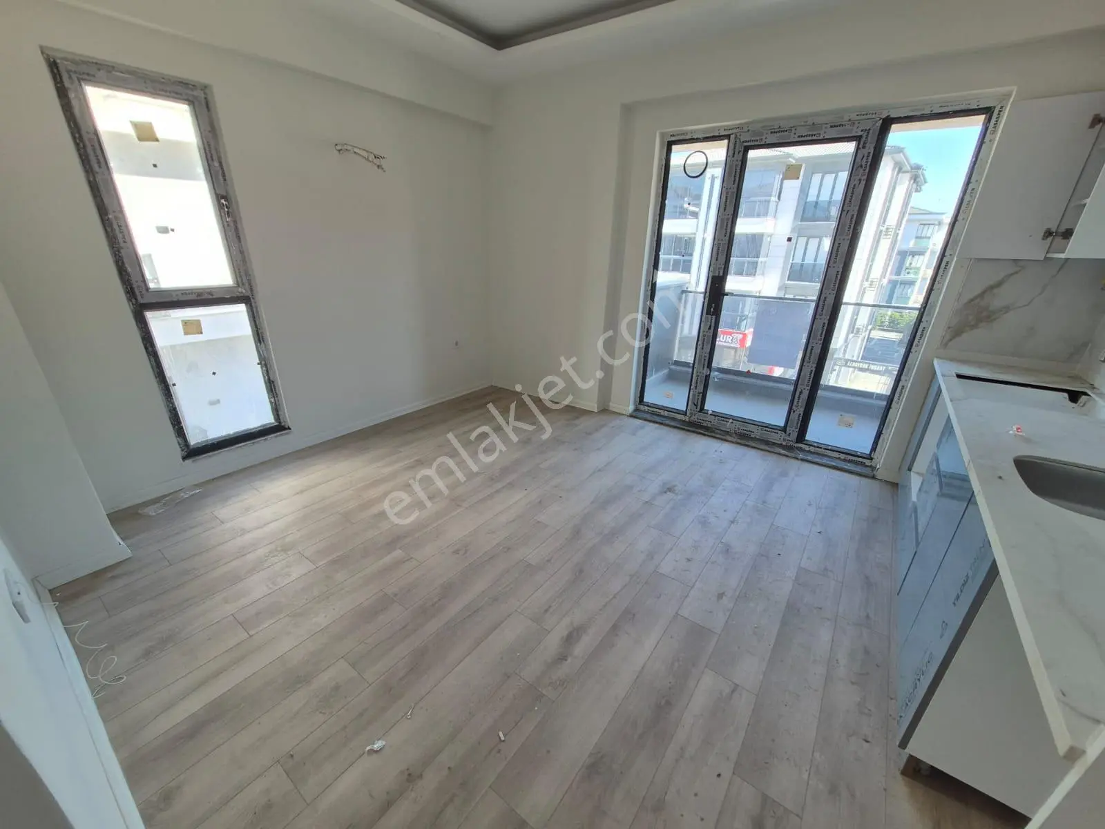 Delux'den Palm Suıts'te Cadde Cepheli Lux Satılık 1+1 Daire - Görsel 3