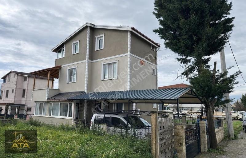 Yeniçiftlikte İskanlı 5+1 Sahile 1 Km Otoparklı Lüks Villa