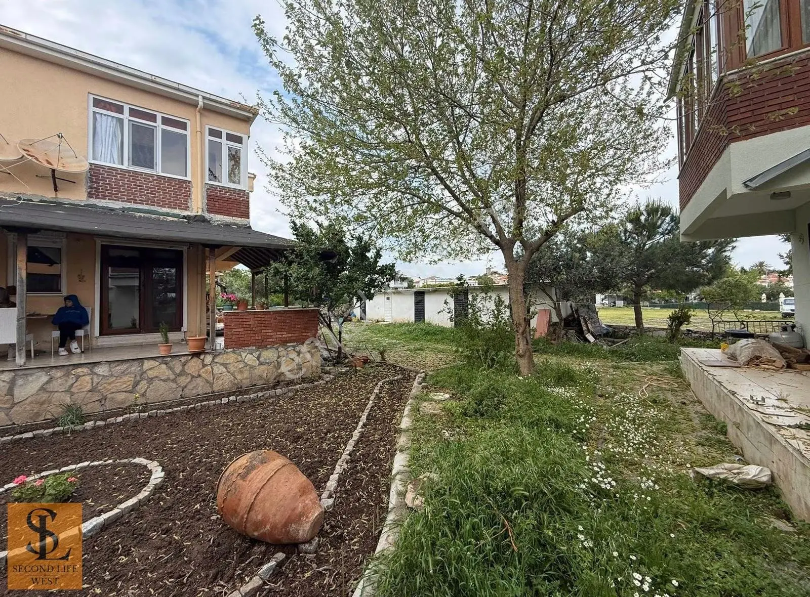 Cunda Merkezde Denize Yakın | Geniş Bahçeli Verandalı 3+1 Villa - Görsel 2