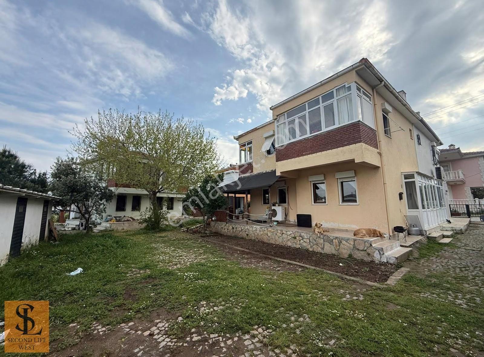 Cunda Merkezde Denize Yakın | Geniş Bahçeli Verandalı 3+1 Villa