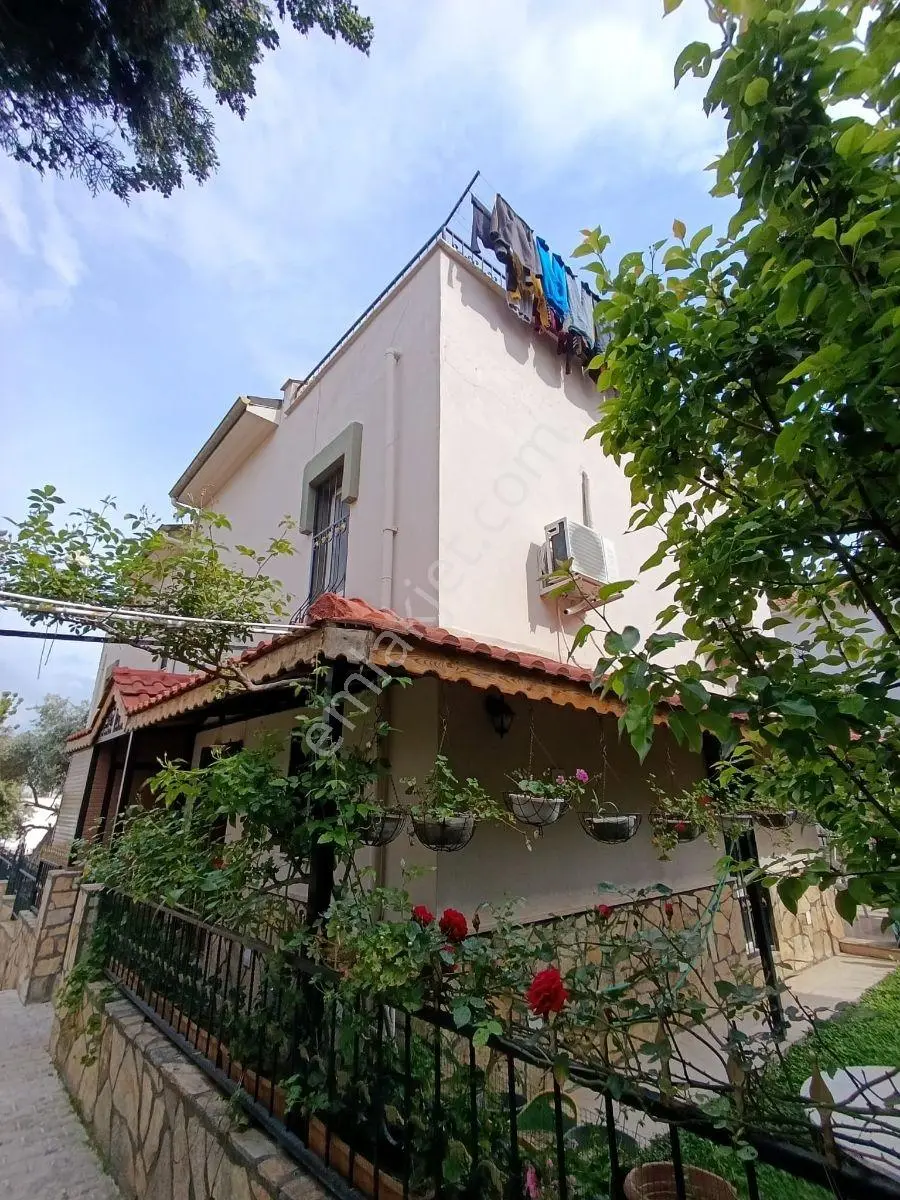 Kuşadası Kadınlar Denizinde Terastan Deniz Manzaralı 4+1 Triplex
