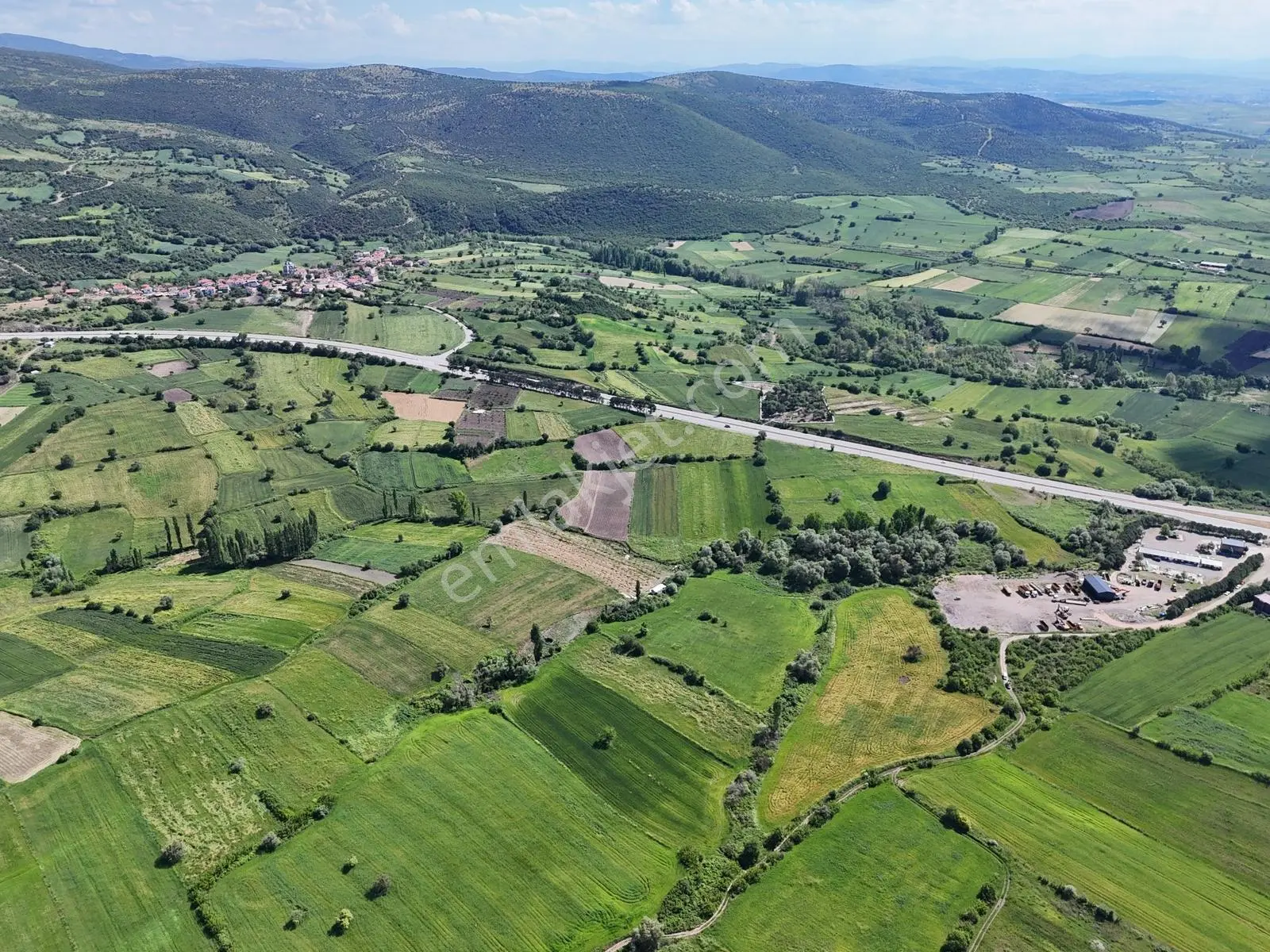 Nova'dan Kepsut Karaçaltı Köyünde 8550m² Resmi Yolu Olan Tarla