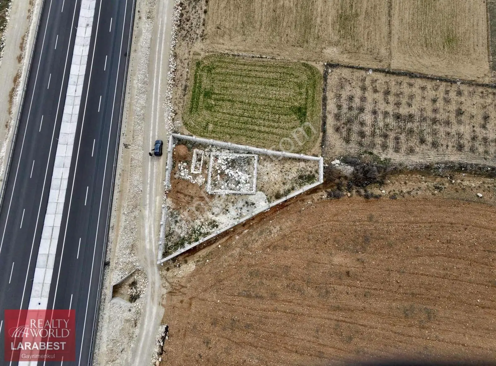 Ana Yol Cepheli 672 M2 Prefabrik Ev Yapılabilir