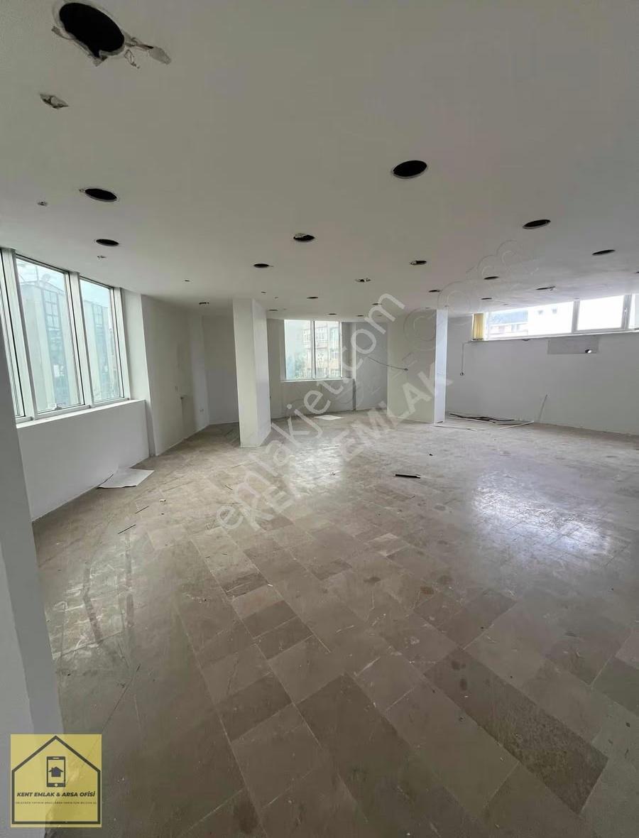 900 M2 İş Hanı İçerisinde Kiralık Dükkan