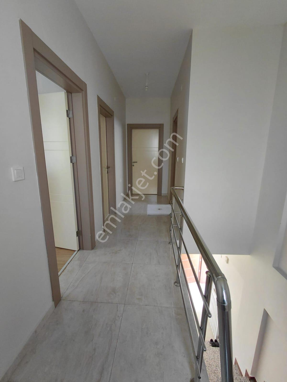 Sivrice Merkezde Göl Manzaralı Arsası Büyük Satlık Villa - Görsel 25