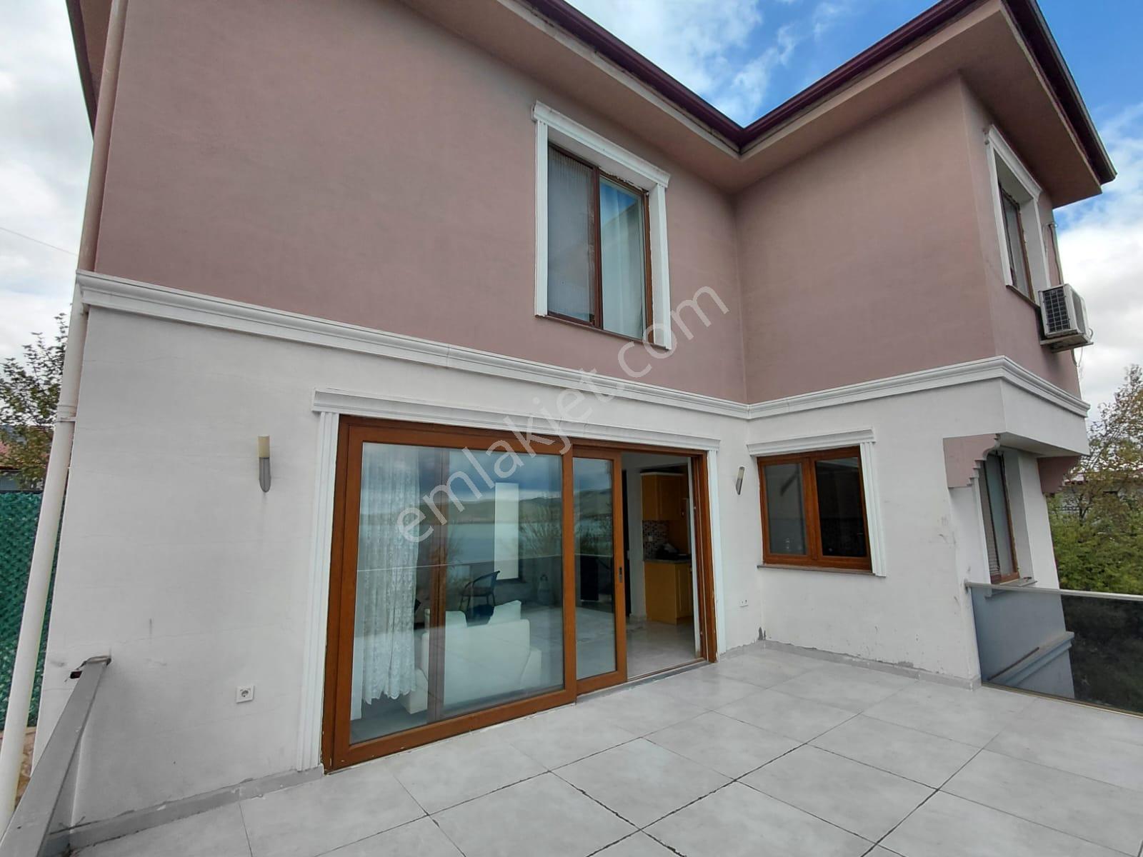 Sivrice Merkezde Göl Manzaralı Arsası Büyük Satlık Villa