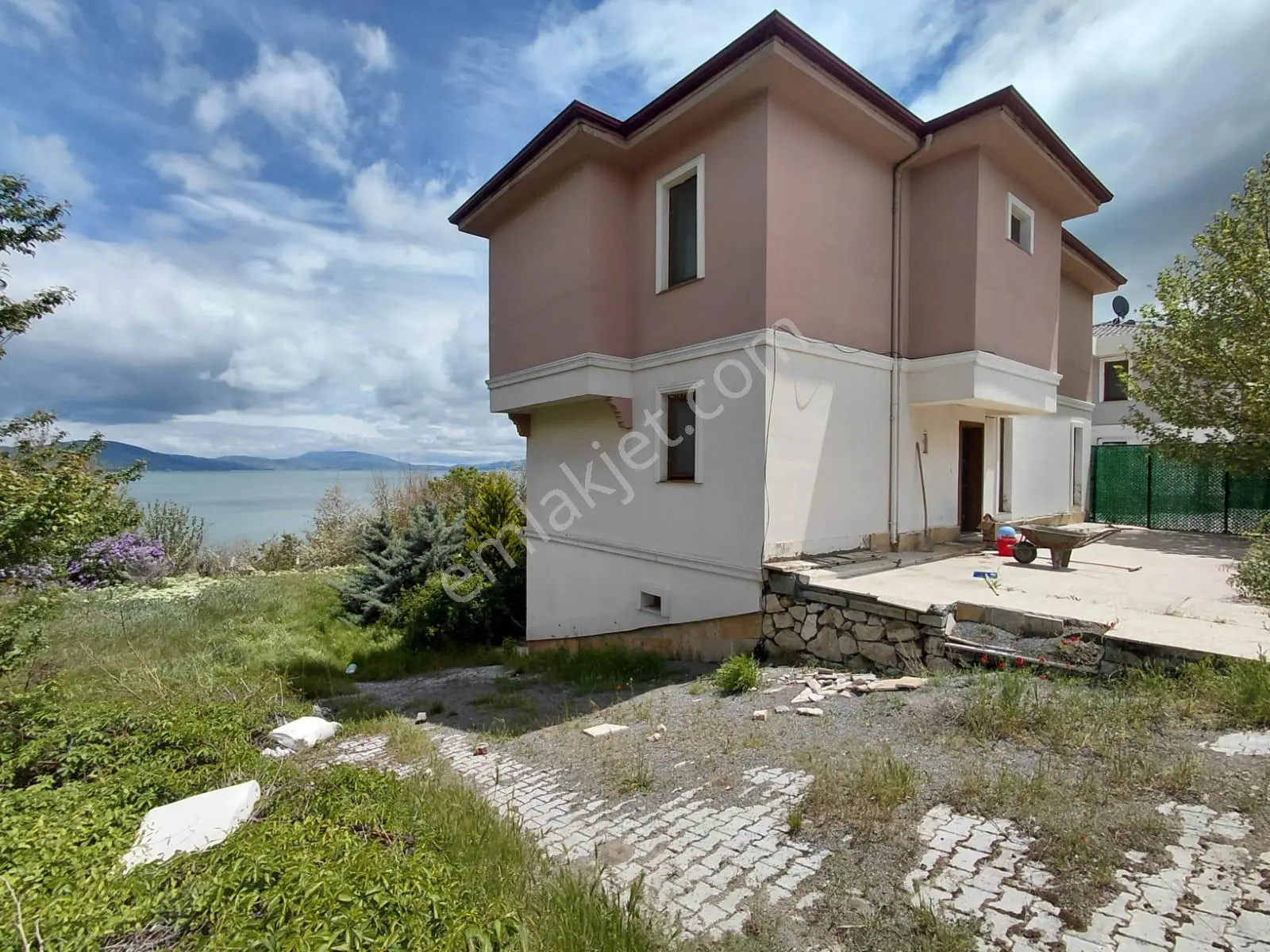Sivrice Merkezde Göl Manzaralı Arsası Büyük Satlık Villa - Görsel 2
