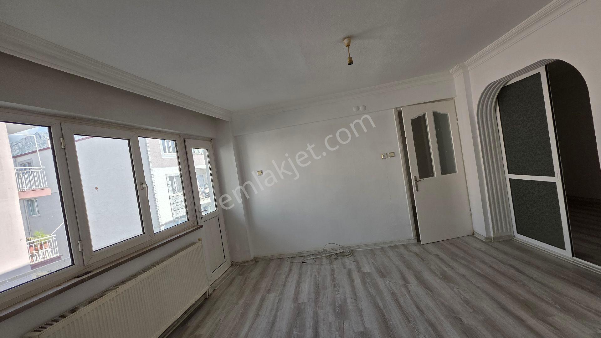 Manisa/yunusemre/uncubozköy 3+1-- 120 M² Arakat- Kapalı Mutfak