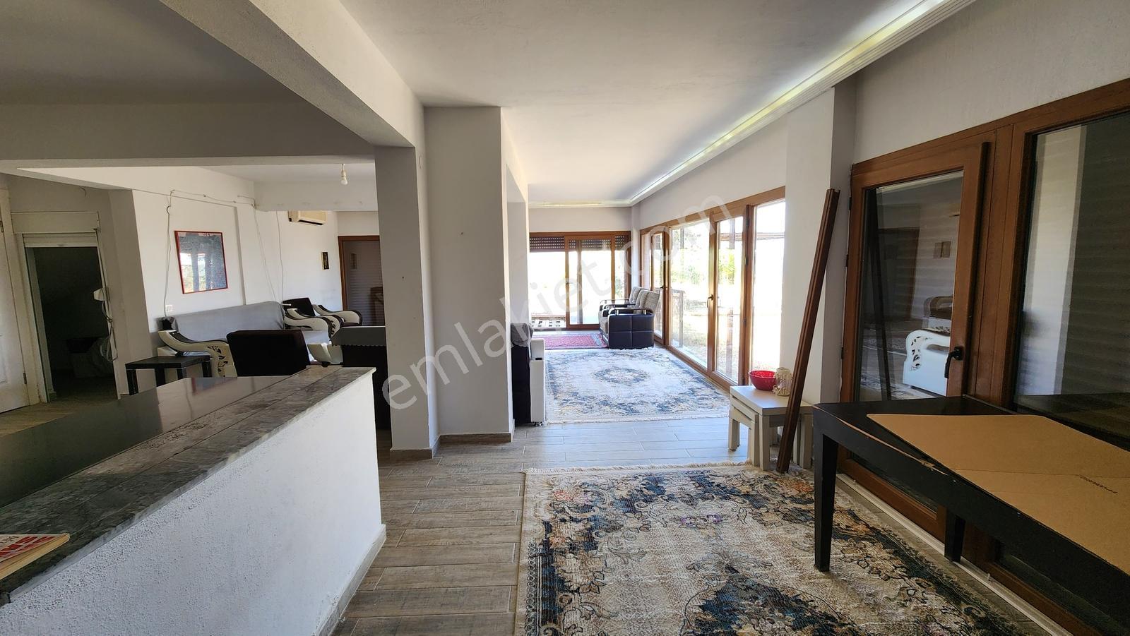 Mordoğan'da Deniz Manzaralı Geniş Bahçeli Villa - Görsel 14