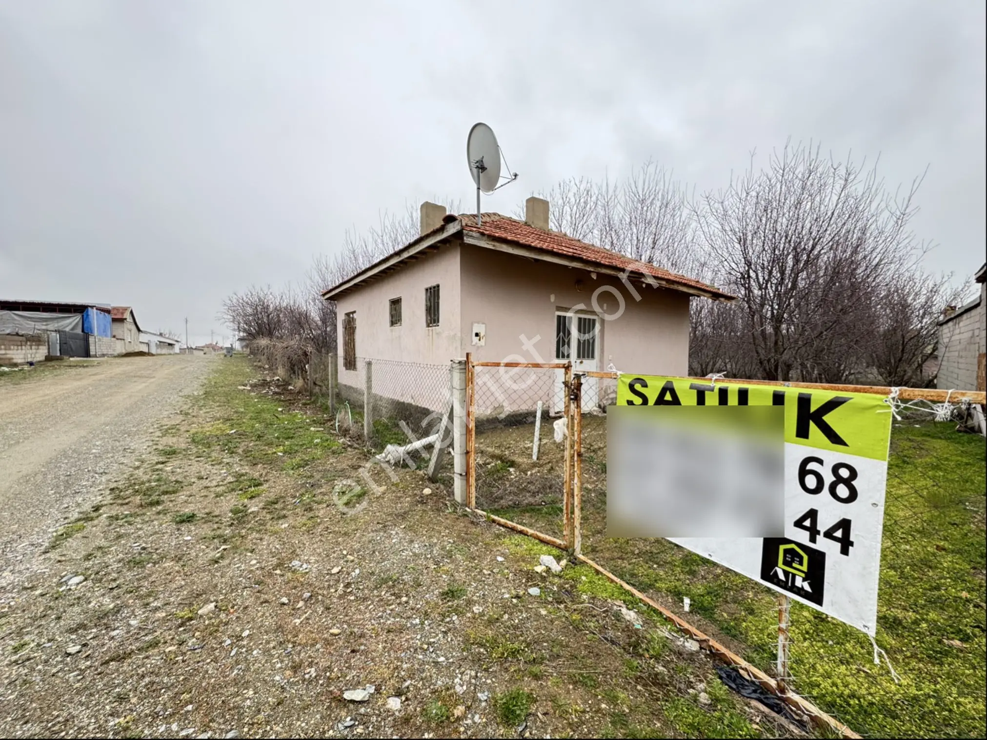 A-k Emlaktan Karabulutta Toplam 1885 M2 3 Parça Arsa Ve Ev