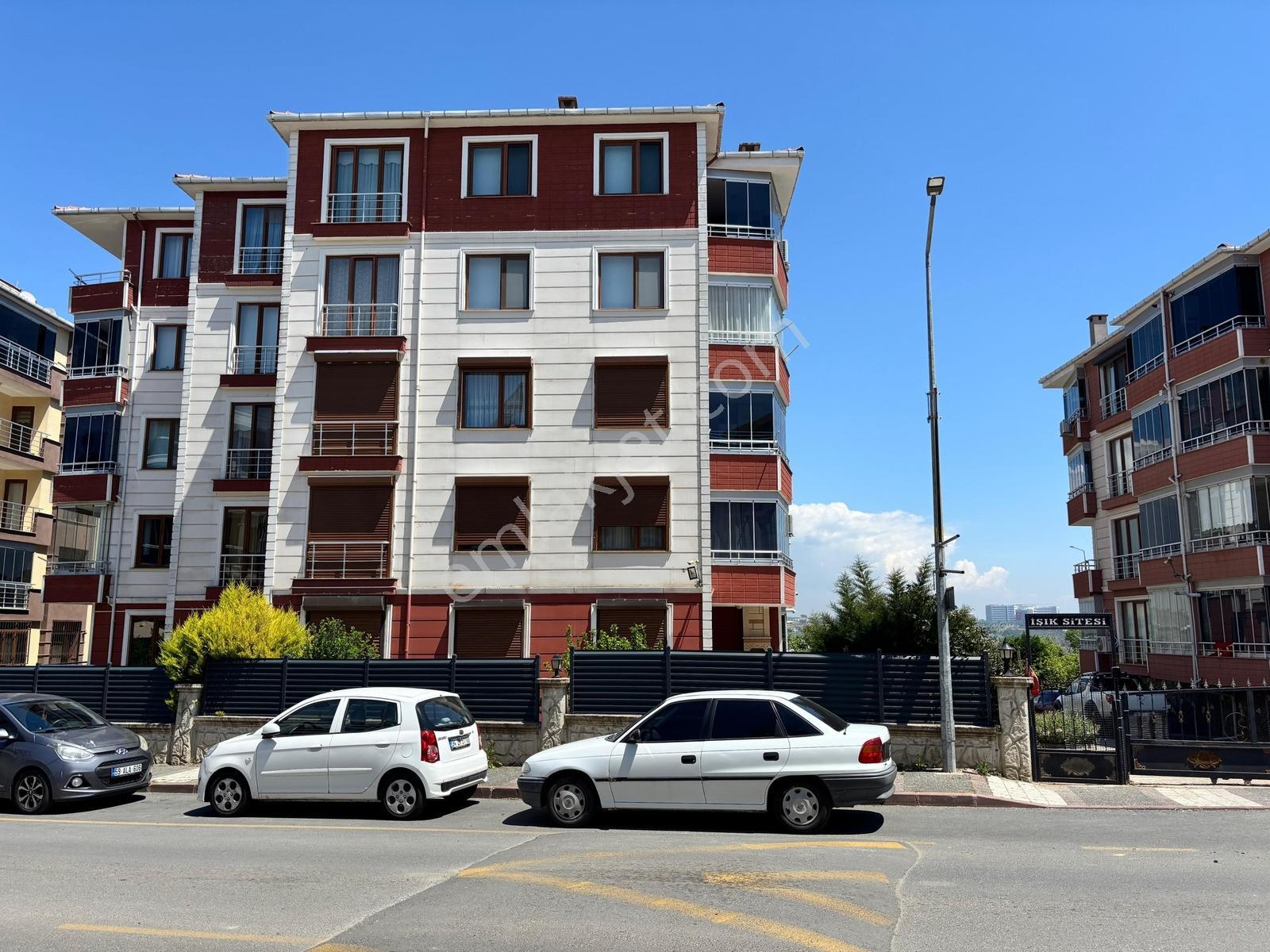 Cadde Üstü Site İçinde Ayça'dan Kiralık 3+1 Geniş Daire