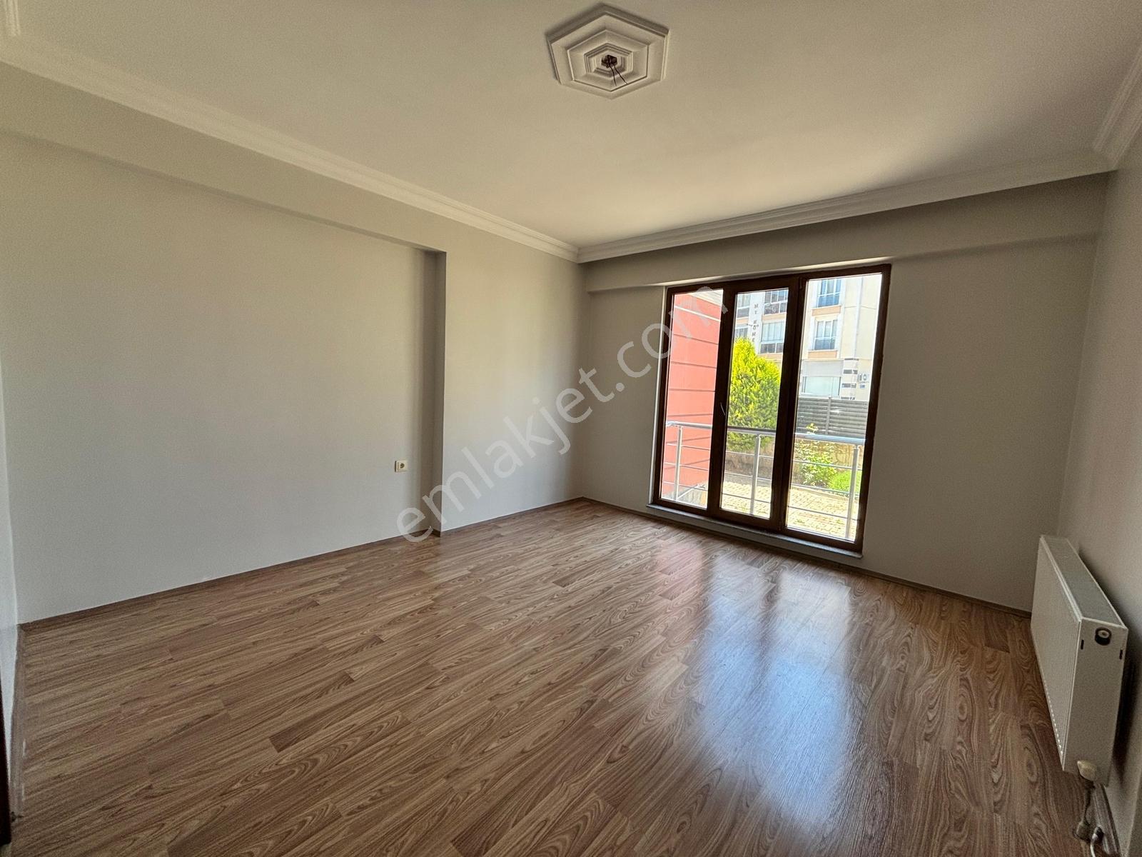 Cadde Üstü Site İçinde Ayça'dan Kiralık 3+1 Geniş Daire - Görsel 3