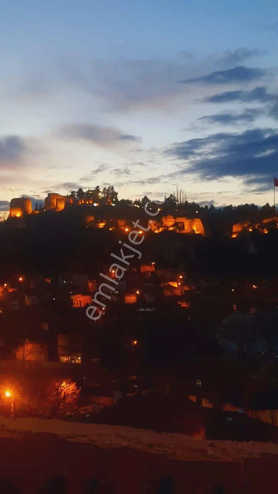 Sultanbağı Mahallesinde Satılık Üç Katlı Konak