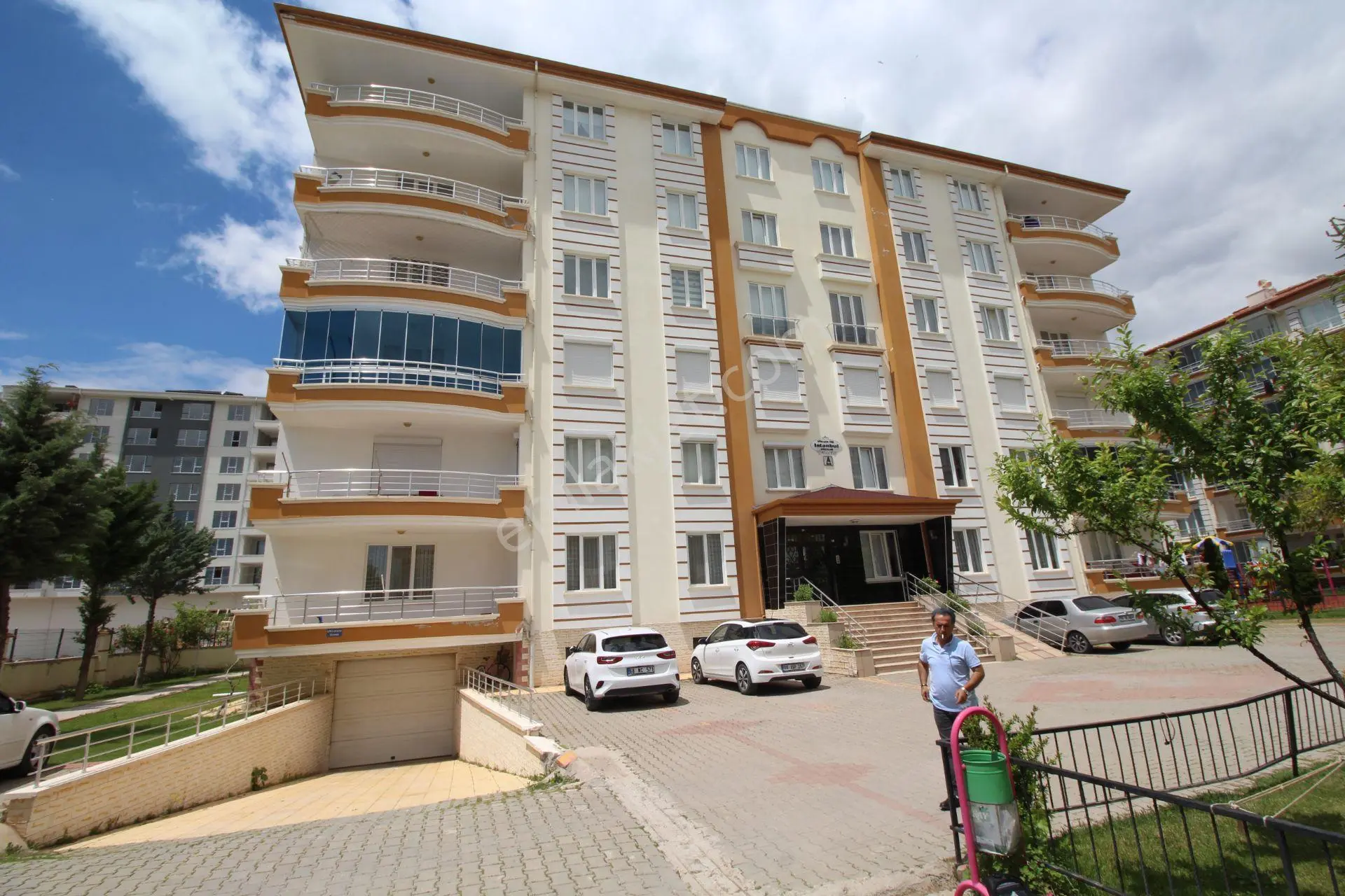 Aksaray Nakkaşda Site İçinde Parka Cephe Satılık 2+1 Geniş Daire