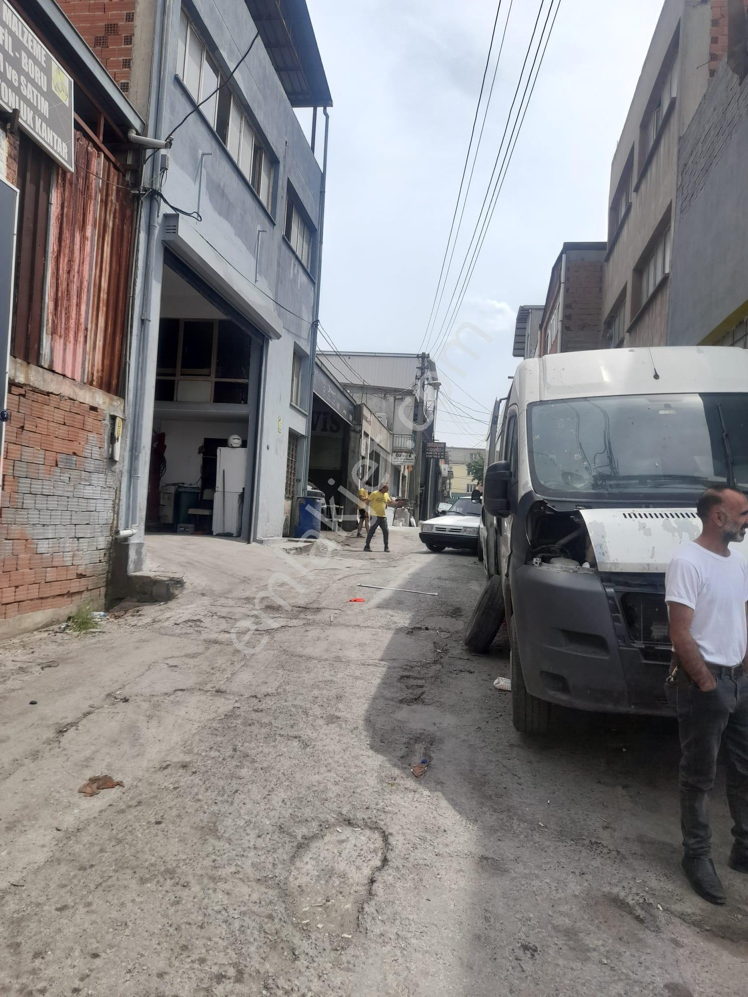 Karabağlar Sanayi İcerisinde 500 M2 Kare Elektrik Suyu Olan Her İşe Uyğun Kiralık Dükkan