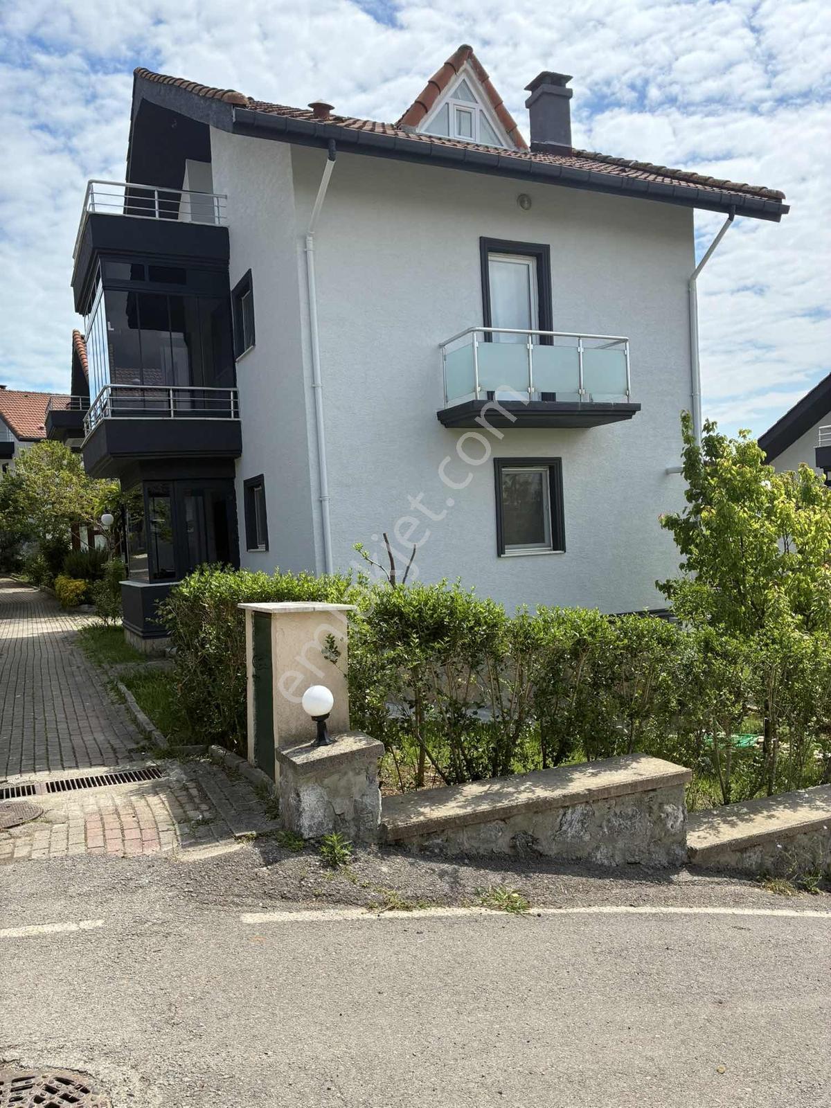 Remax Ankan'dan Havuzlu Site İçerisinde 4+1 Kiralık Eşyalı Villa