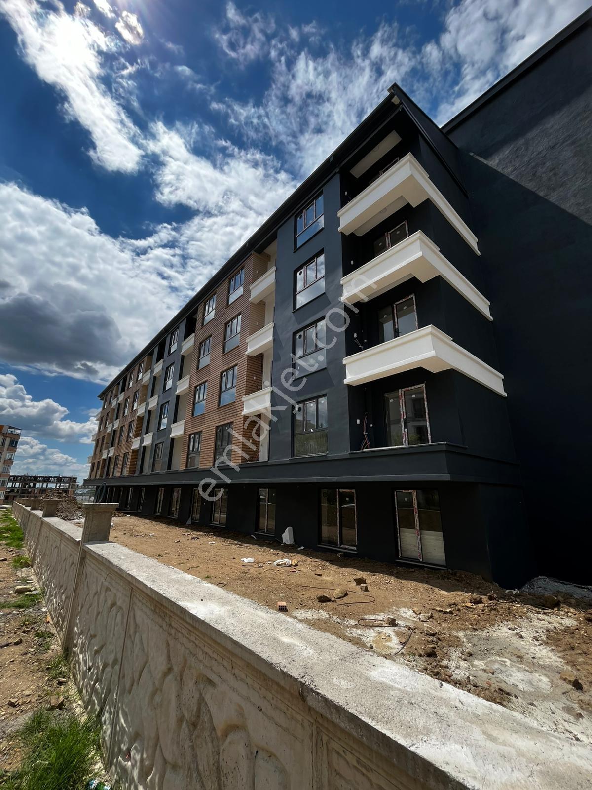 Atatürk Mahallesi Havuzlu Sitede Satılık 1+1 Arakat Daire - Görsel 2