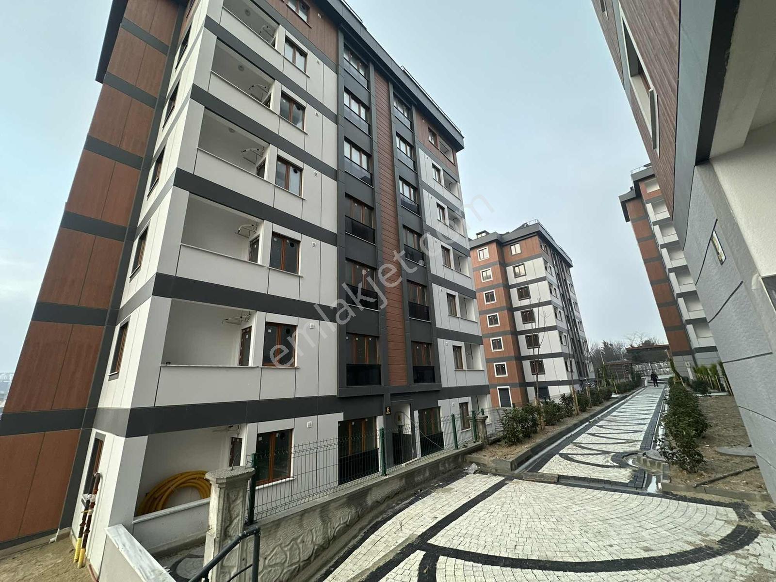 Taşoluk Yarıcılar Sitesinde Satılık 2+1