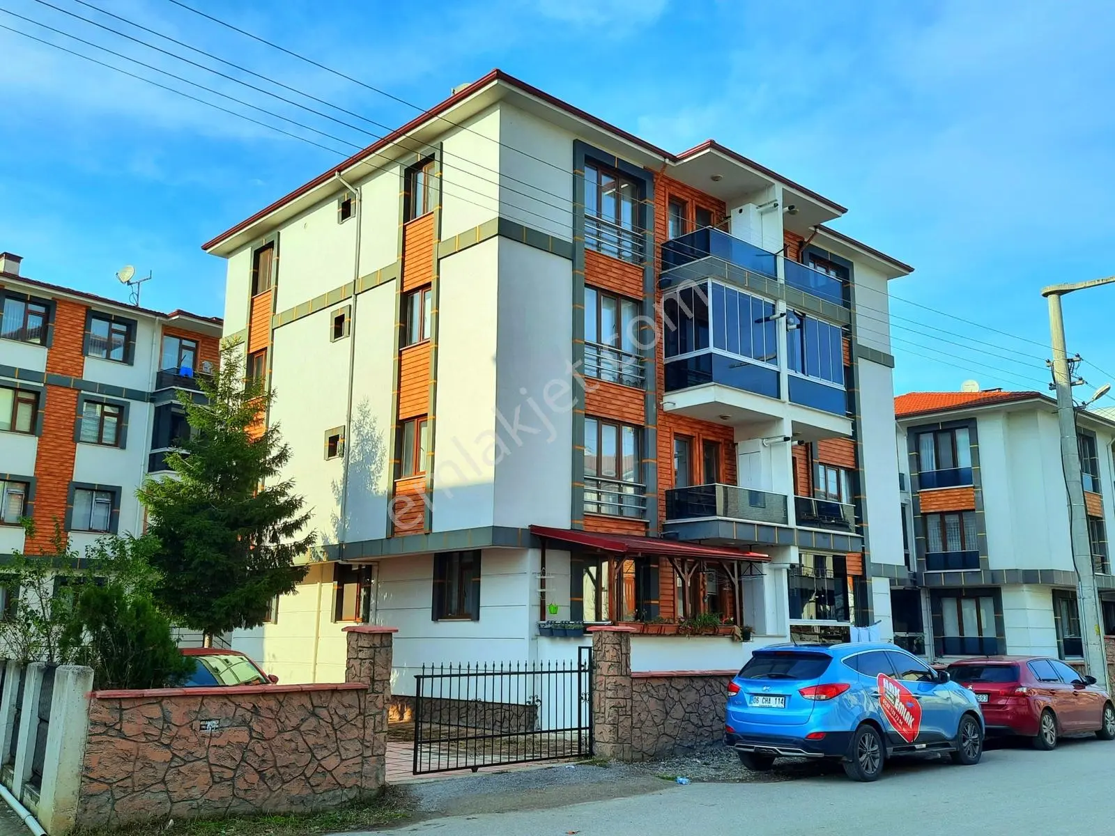 Hak Emlak'tan Aziziye Mahallesinde Kiralık 2+1 Geniş Daire
