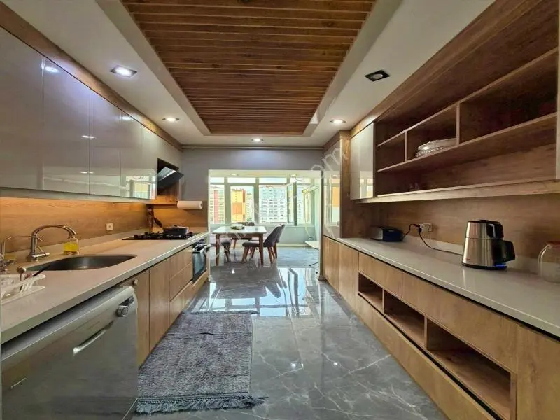 Beylikdüzü E-5 Yakın İskanlı Butik Site İçi 140m² Tadilatlı 3+1