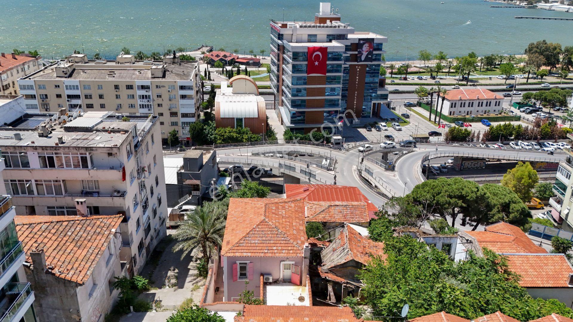 Bayraklı'da Muhteşem Deniz Manzaralı Satılık Tarihi Cumbalı Köşk
