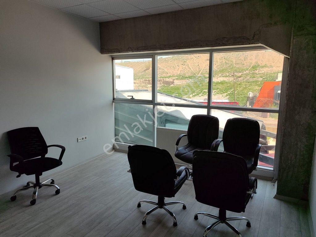 Saray'da 4700m2 Vinçli Kiralık Fabrika - Görsel 17