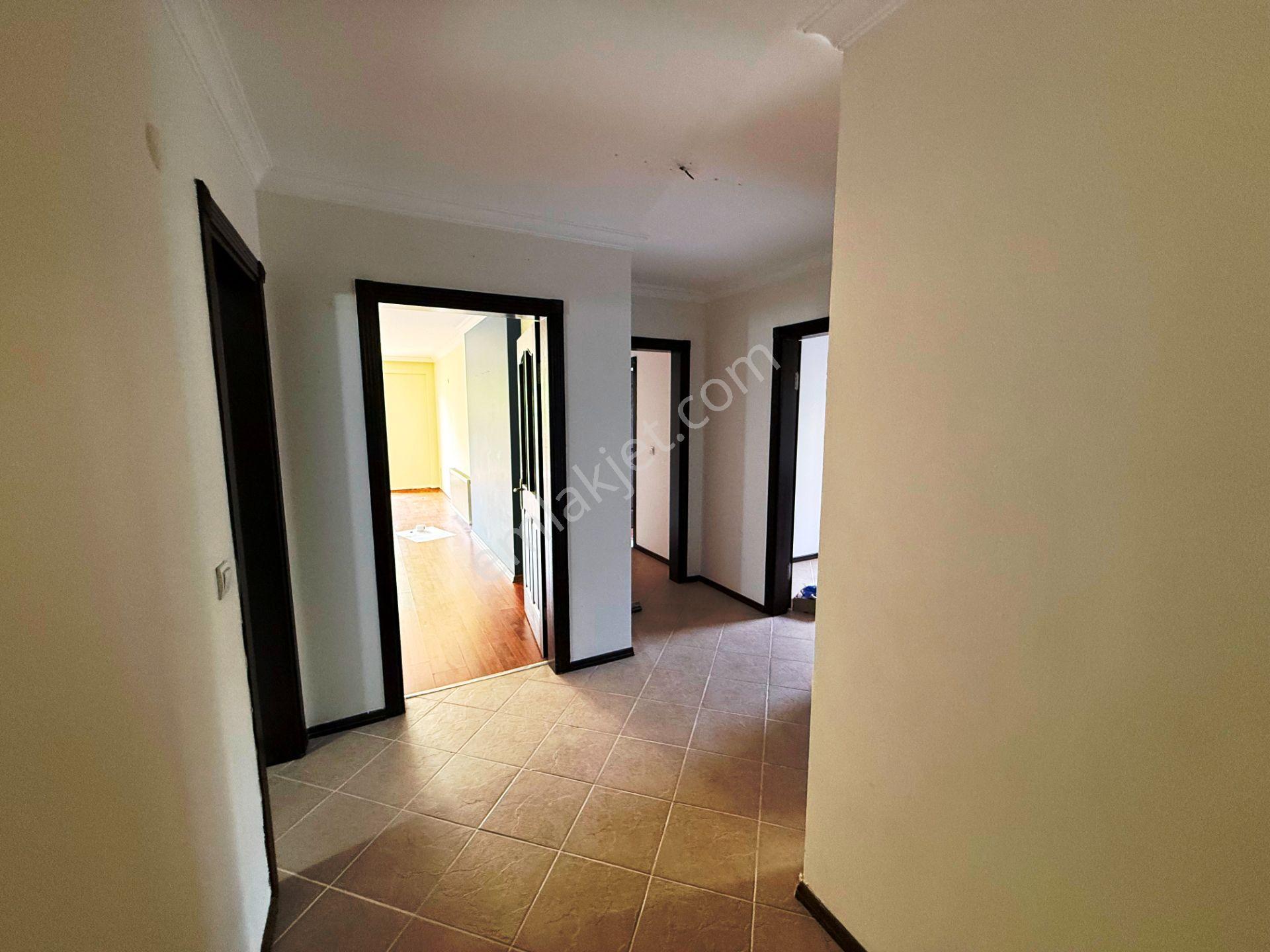 Sancaktepe Sarı Evler'de 145+25m2 Bahçeli 2 Banyolu Kiralık 3+1 - Görsel 15