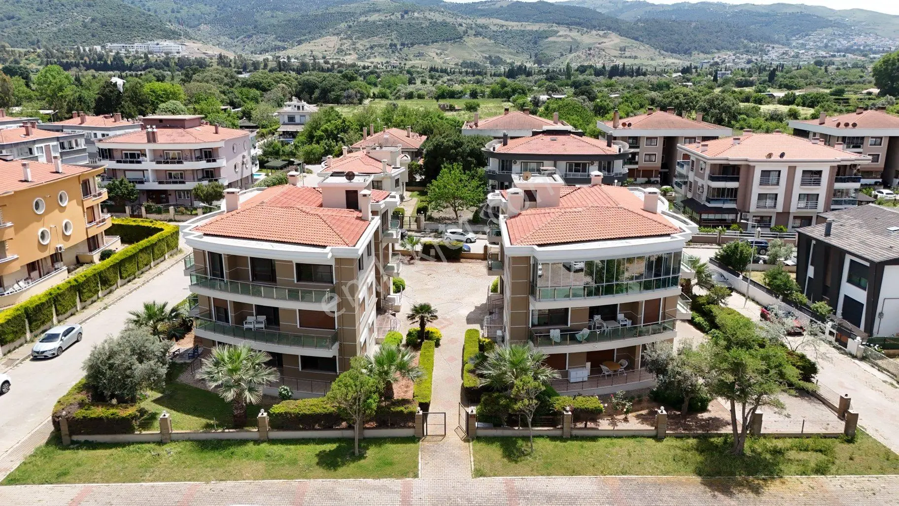 İzmir Güzelbahçe Maltepede Geniş 4+1 Satılık Daire