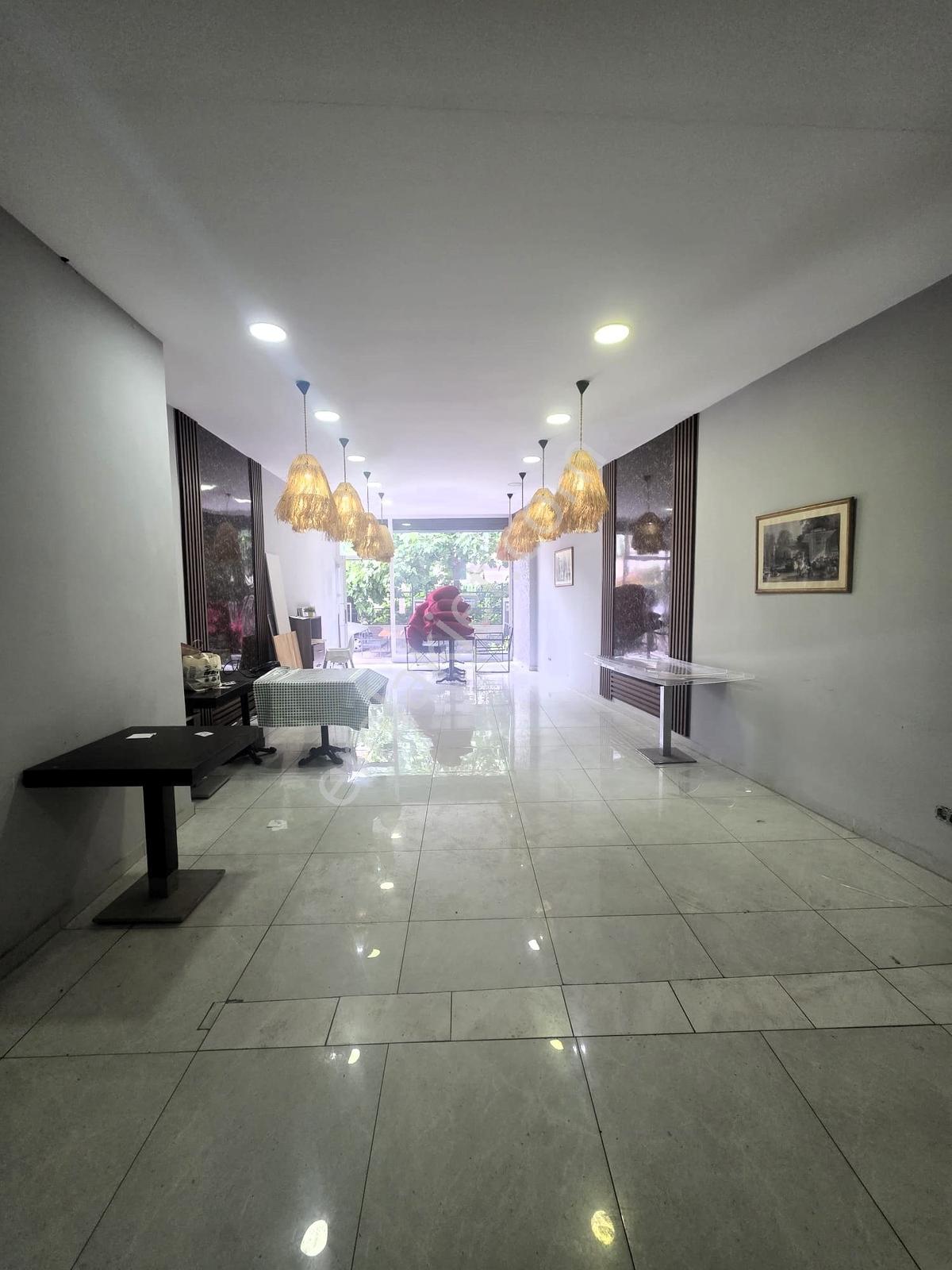 Çizme Gayrimenkul'den Yeşilköy'de Düz Giriş Kiralık Dükkan