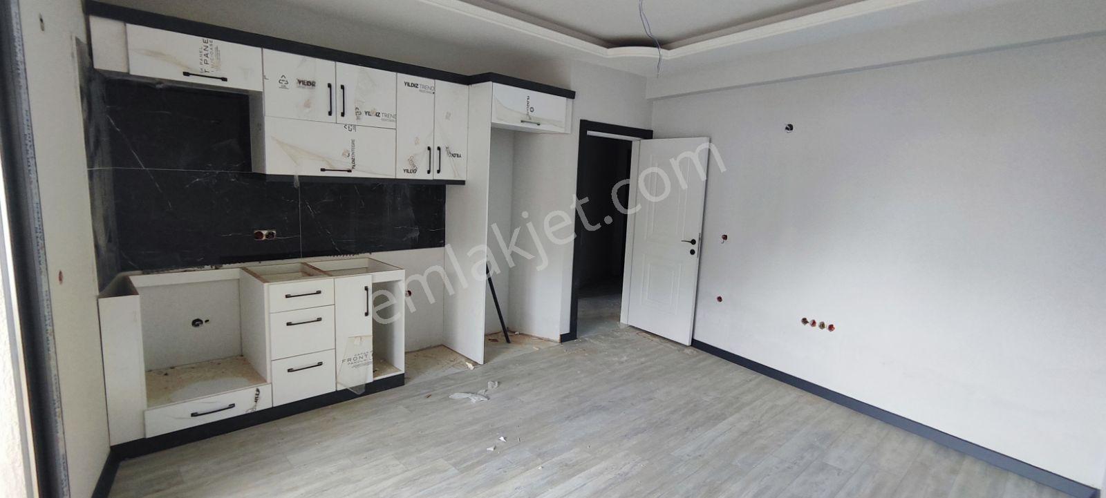 Uçardan Ana Yola Cepheli 2+1 Ebeveyn Banyolu Açık Mutfak Daire