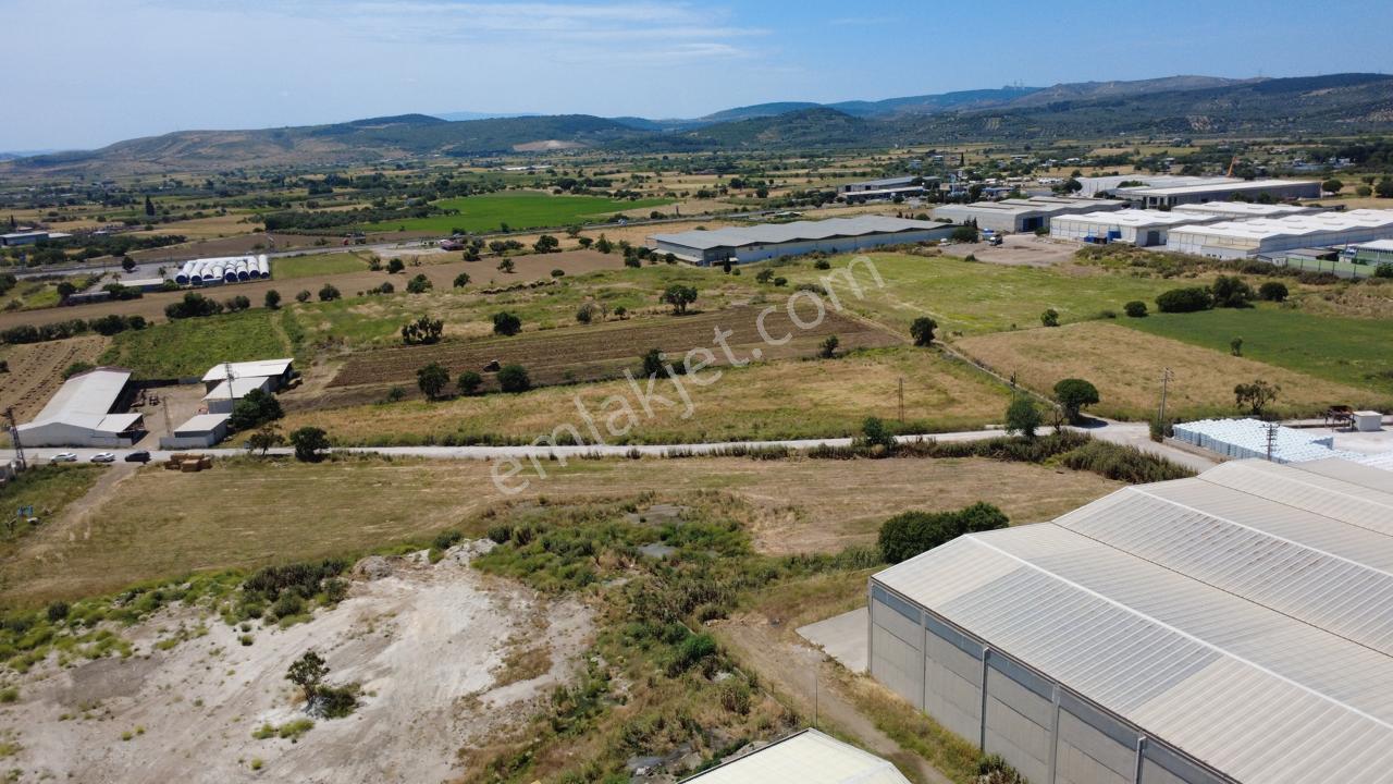 Helvacıda 8243m2 Yola Cephe Depoların Olduğu Yerde Tarla