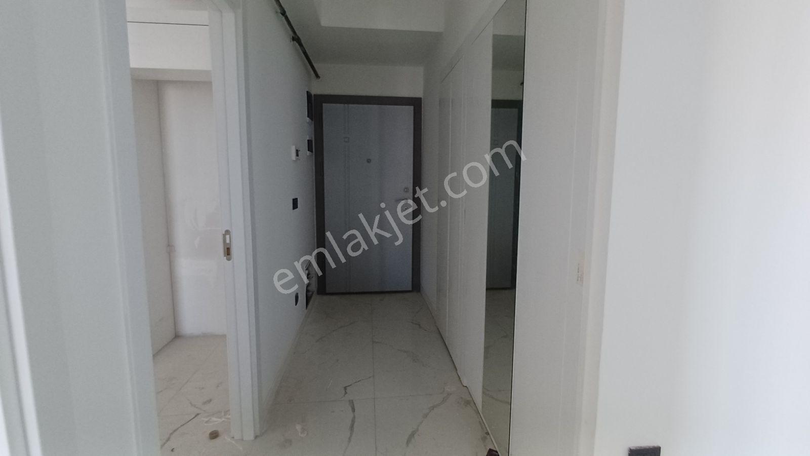 Bayraklı'da Cadde Üzerinde Köşe Konumda Sıfır Satılık 3+1 Daire - Görsel 14