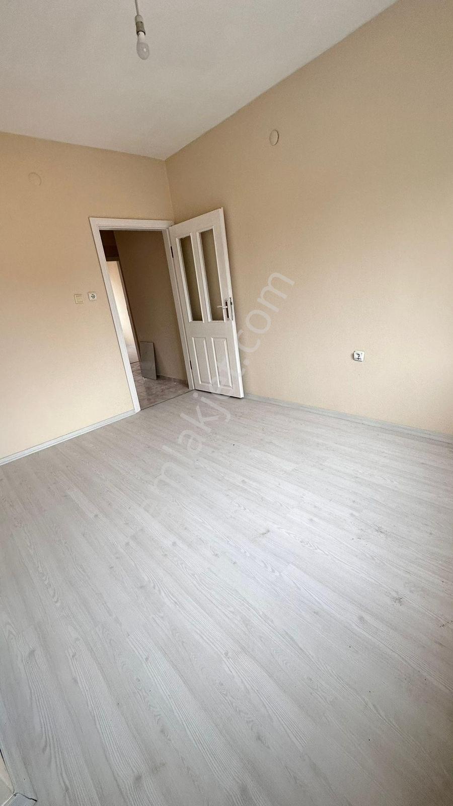 Reşadiye Mahallesi Satılık 3+1 4.kat Asansörlü İskanlı Acilllll - Görsel 17