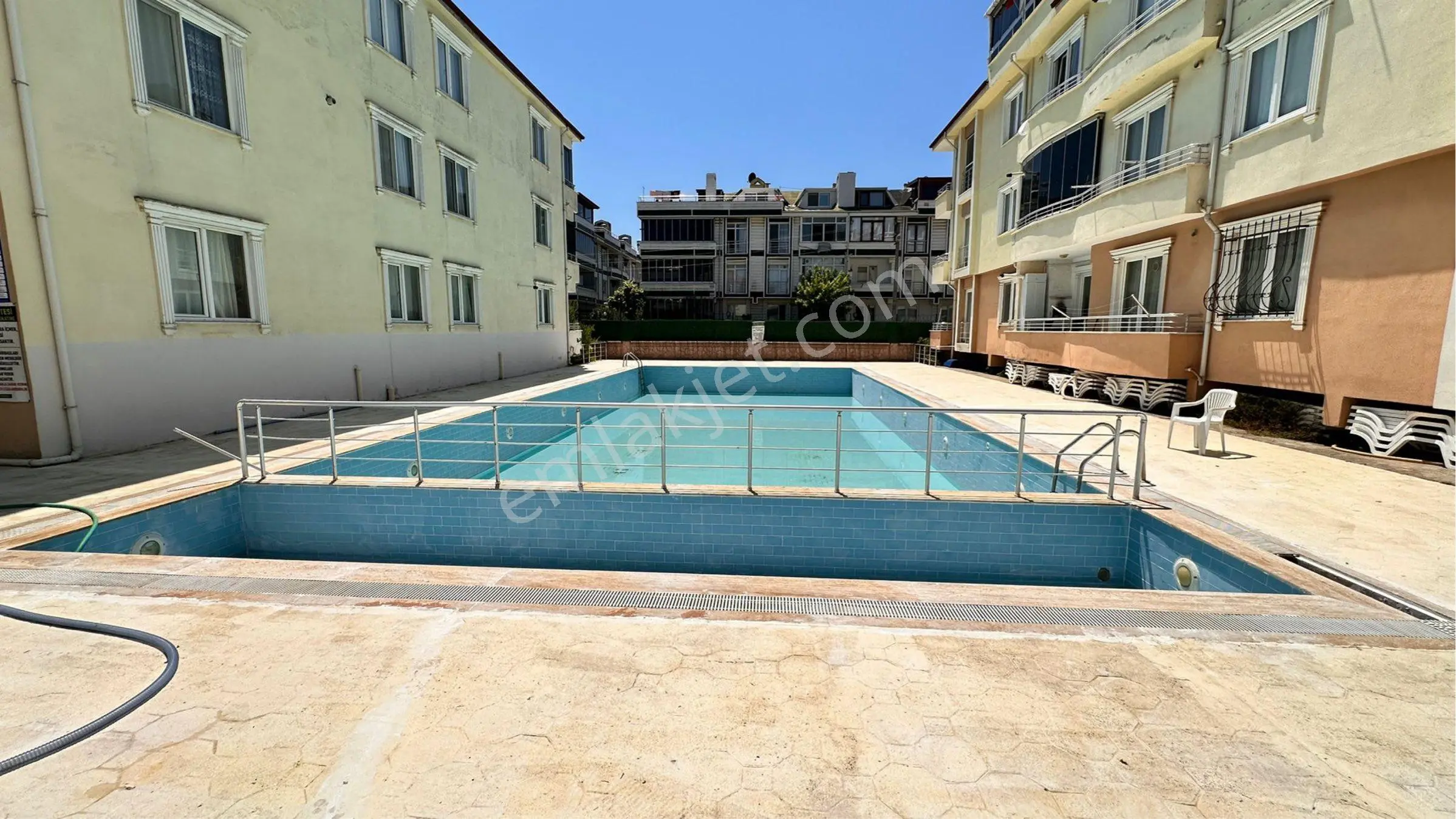 Özmen Emlak İnşaattan Havuzlu Site İçinde 1+1