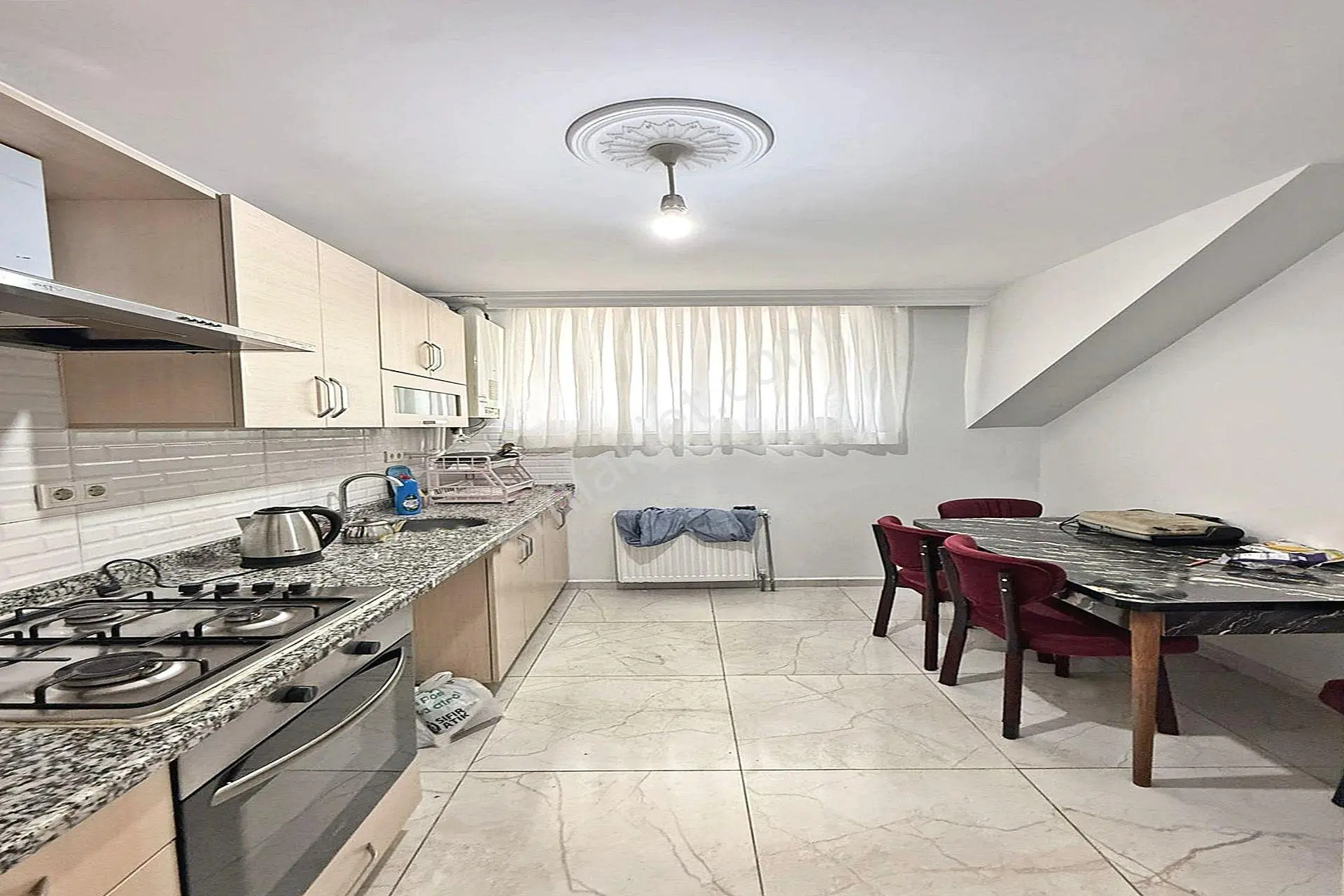 Bahçeşehir'in Dibinde Cadde Üzeri Satılık 2+1 Bahçe Katı Daire