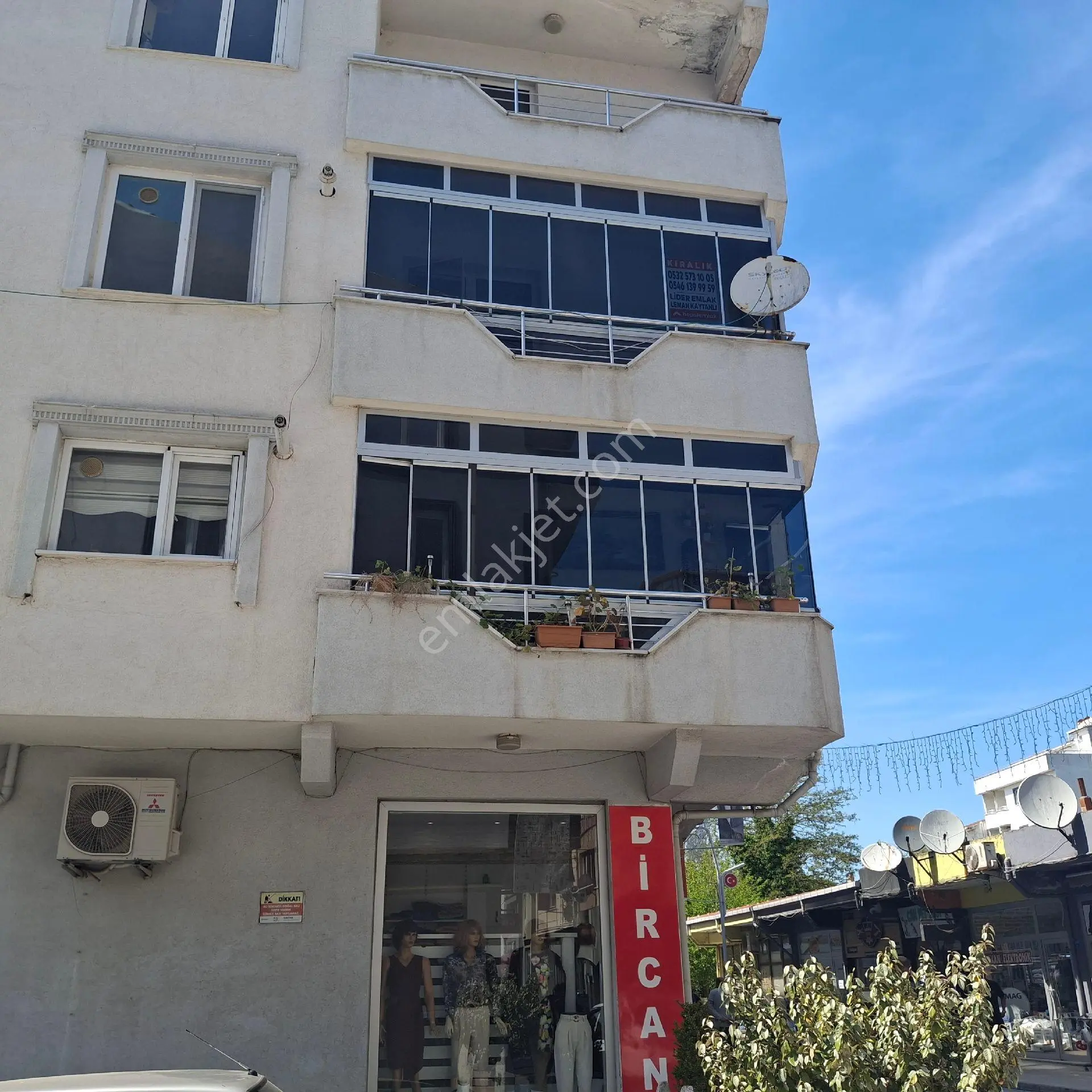 T.dağ Muratlı Muradiye Mah'de. Şehrin Tam Merkezinde Bulunan Aydınlık 2+1 2. Kat Daire Kiralıktır..