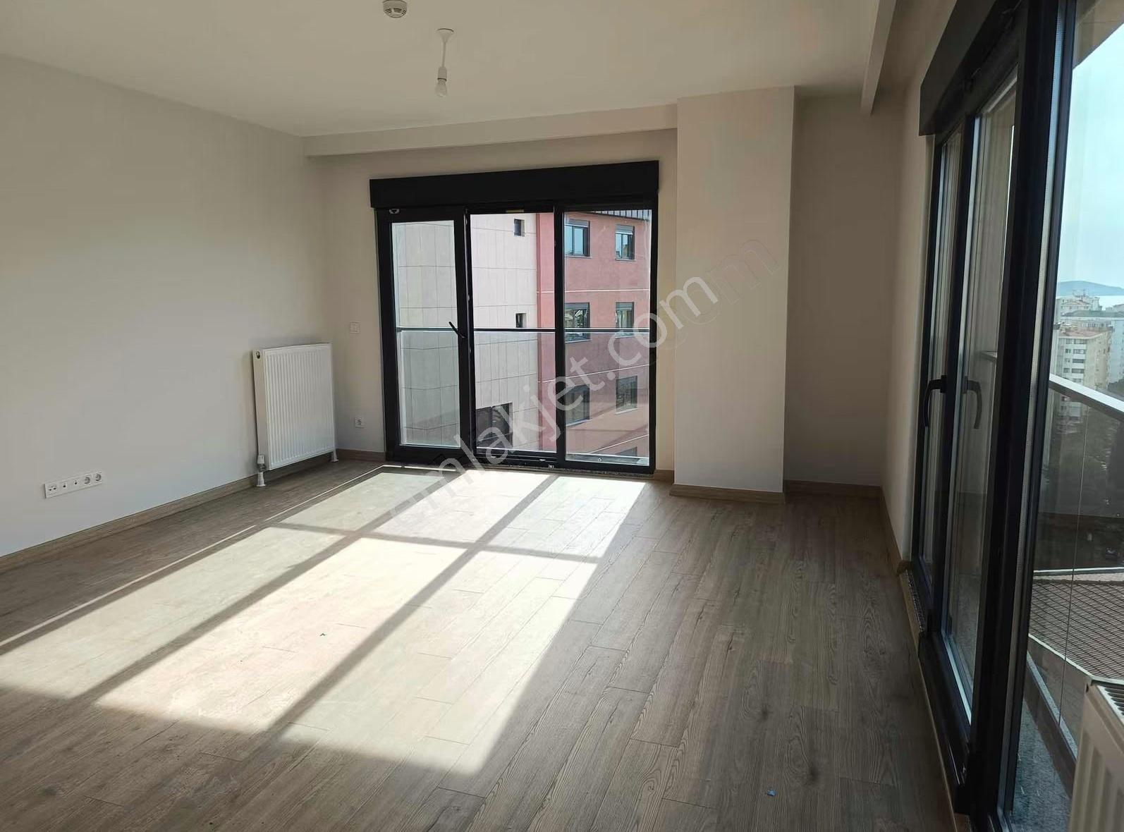 Bostancıda Güvenlikli Ve Havuzlu Sitede 2+1 Satılık Daire - Görsel 2