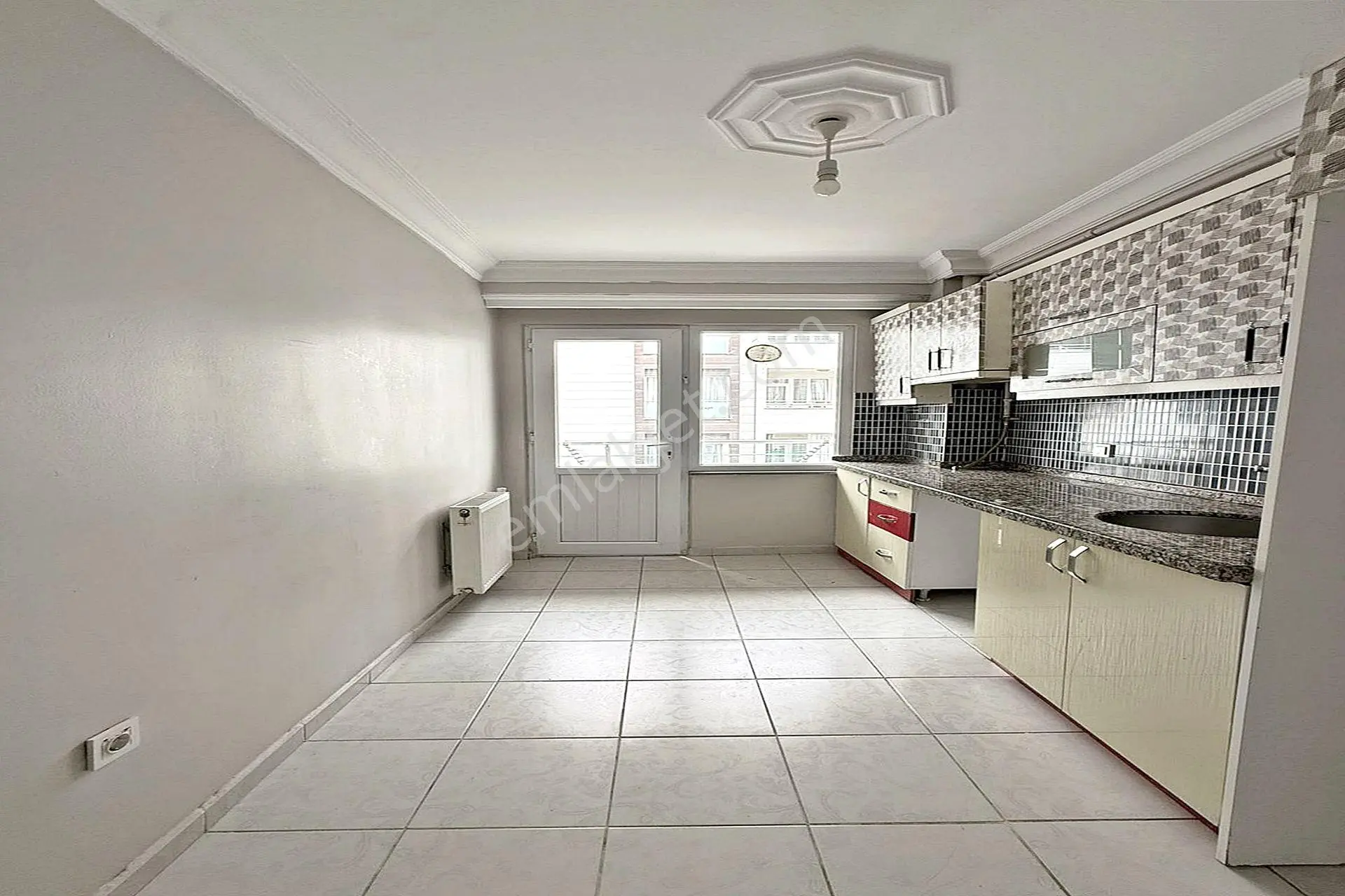 Bahçeşehir'in Dibinde Satılık 2+1 Ara Kat Daire
