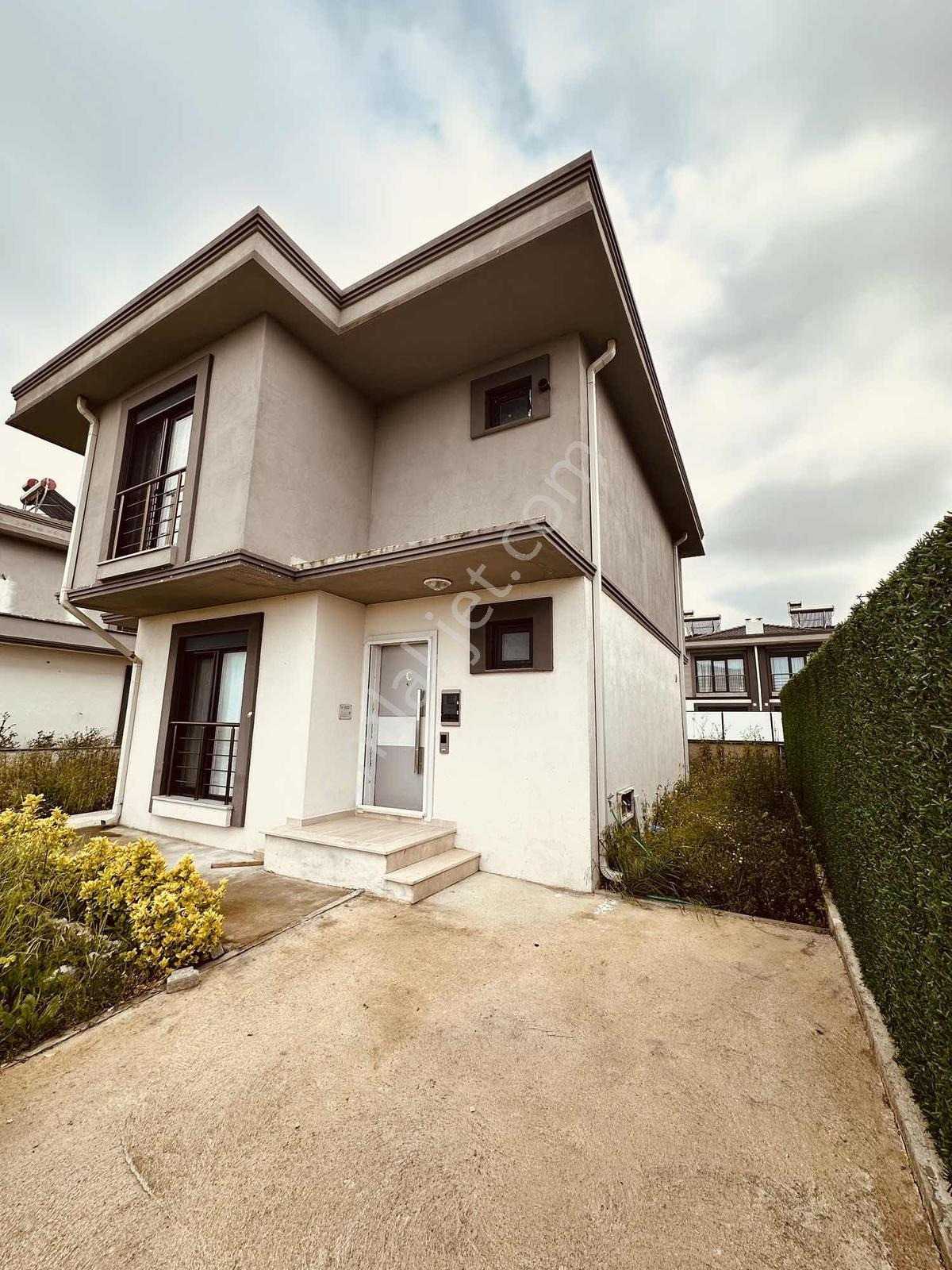 Remax Hür Halil Öztürk Kaynarca Başoğlu'nda Satılık Villa