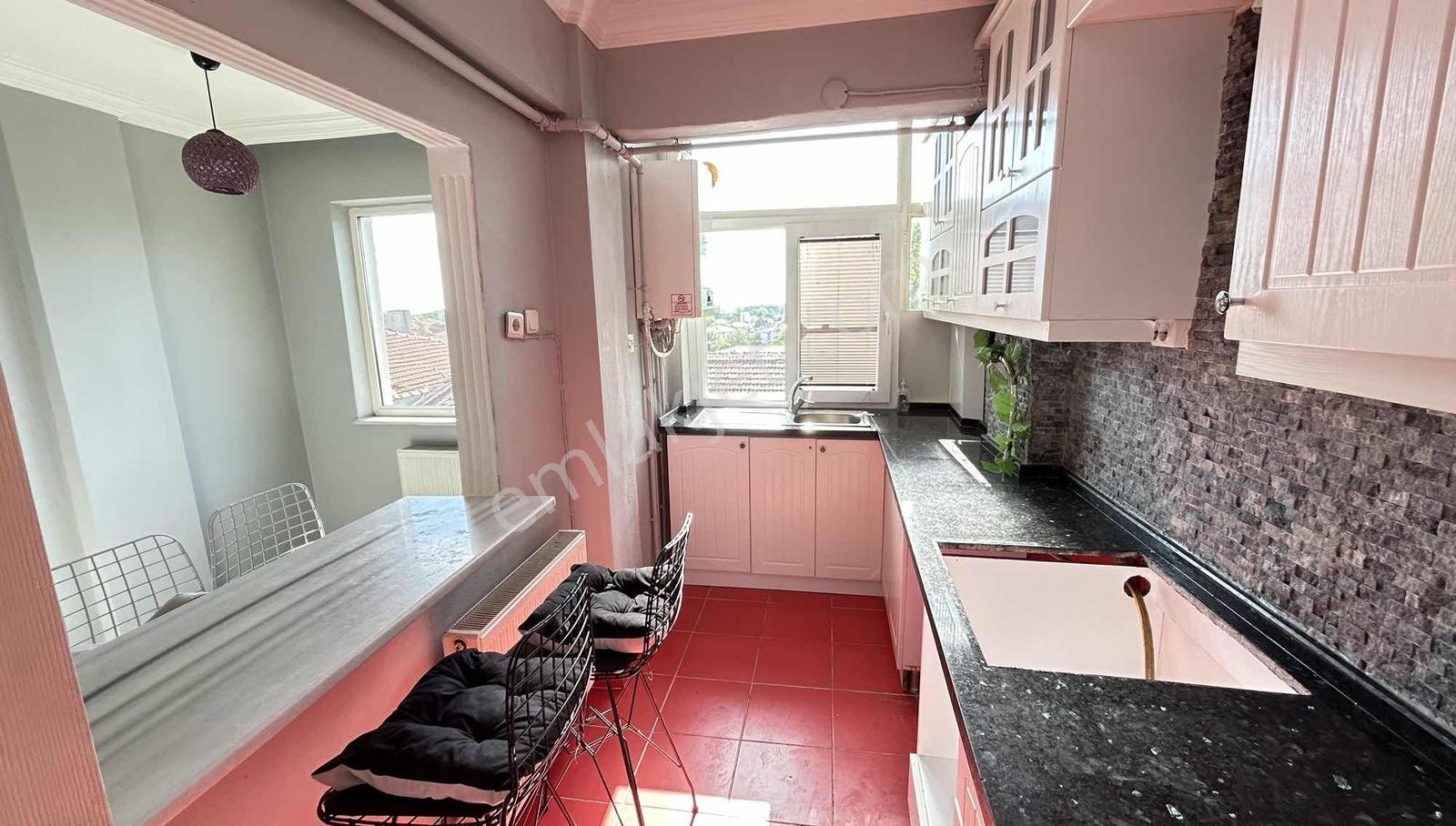 Güreşen Emlak'tan Uzunkaldırım Caddesi'nde 3+1 Kiralık Daire
