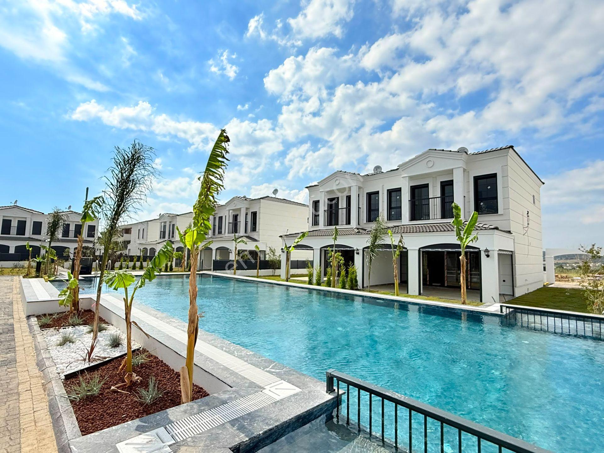 Kusadası'nda Satılık 7/24 Guvenlık/havuz-otopark-bahçe-yerden Isıtma-yenı-lüx Yapım Fırsat Vıllalar