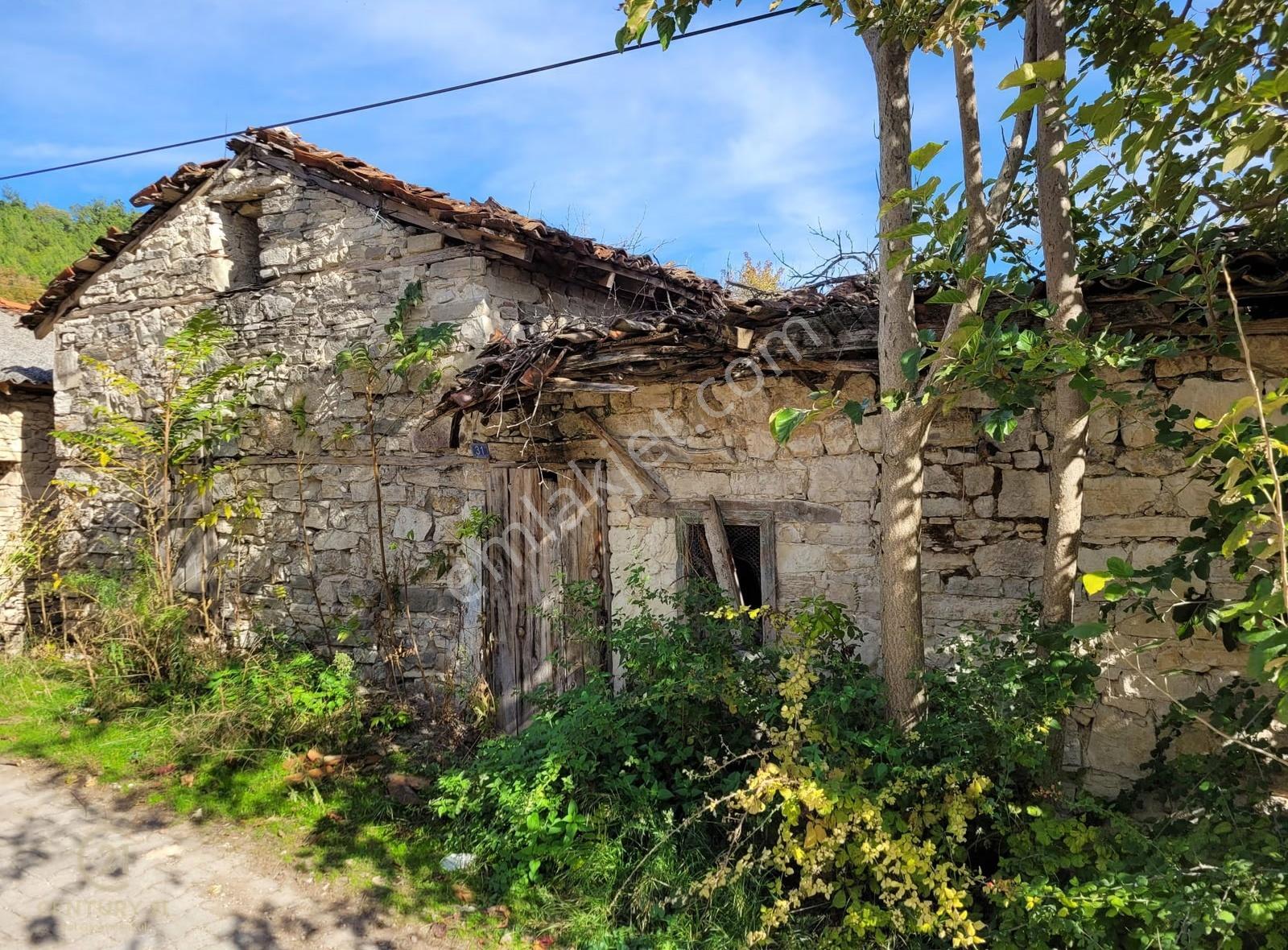 C21 Bal'dan Kirazpınar Köyünde Satılık İçinde Yapı Bulunan Arsa
