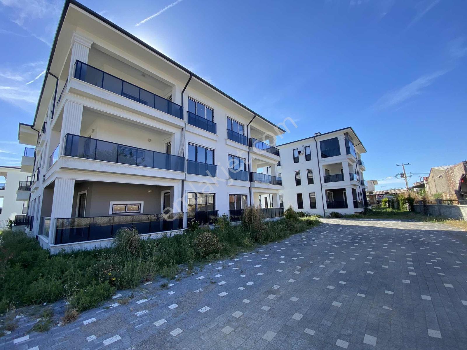 Prestijden Lüxs Sitede Geniş Bahçeli Açık Otoparklı 2+1 Daire
