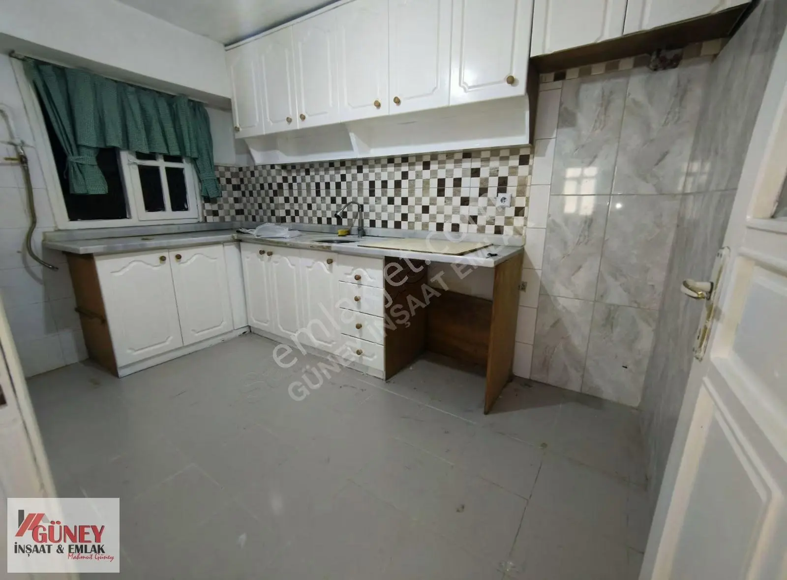 Güneyden Metroya 10 Dakika Yürüme 2+1.90m2 Daire