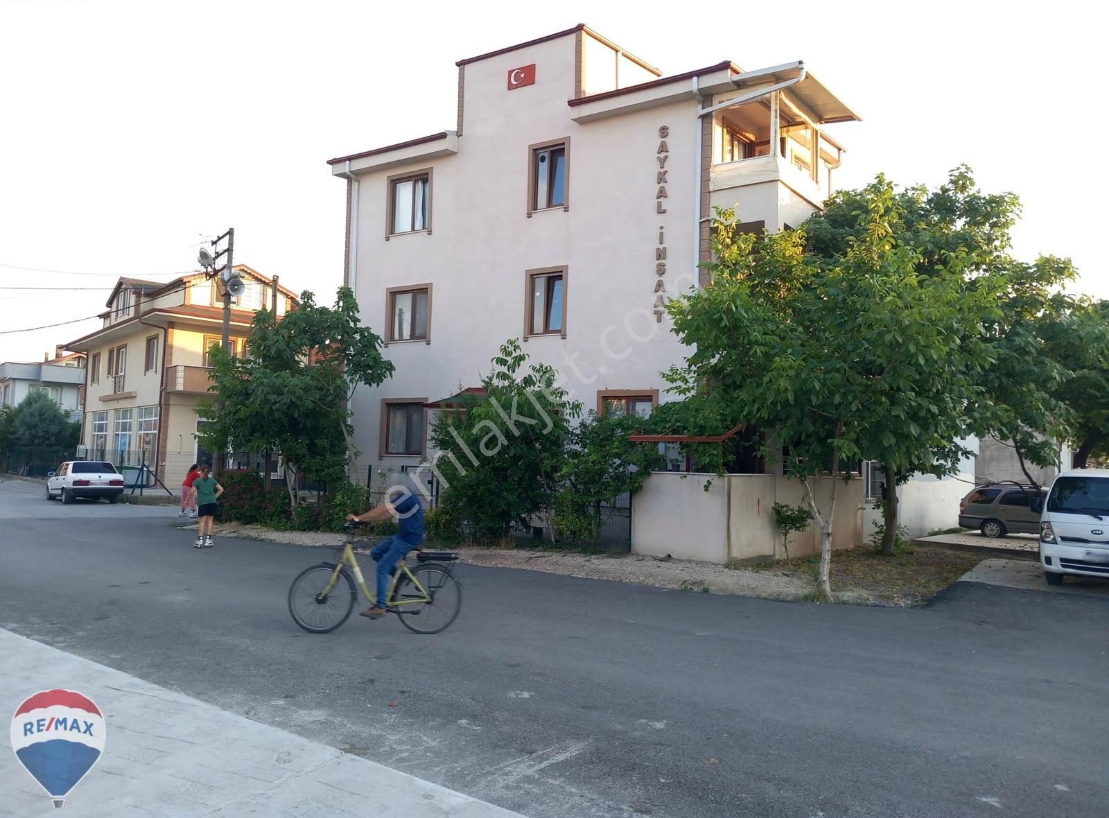 Yenigün Mahallesinde Yüksek Giriş 2+1 Daire Remax Mavi Den.
