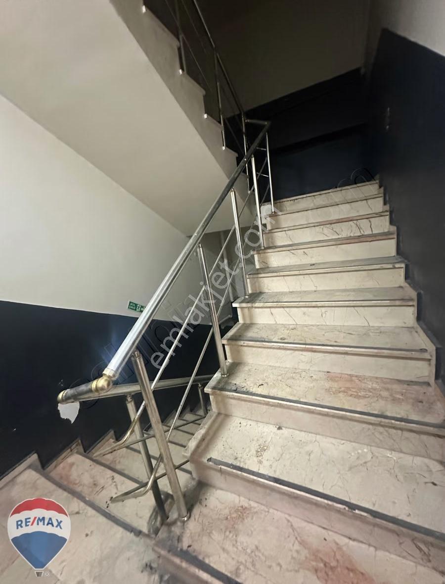 Sultangazi Hacı Şükrü Tramvay Durağında Kiralık 450m² Ofis - Görsel 12