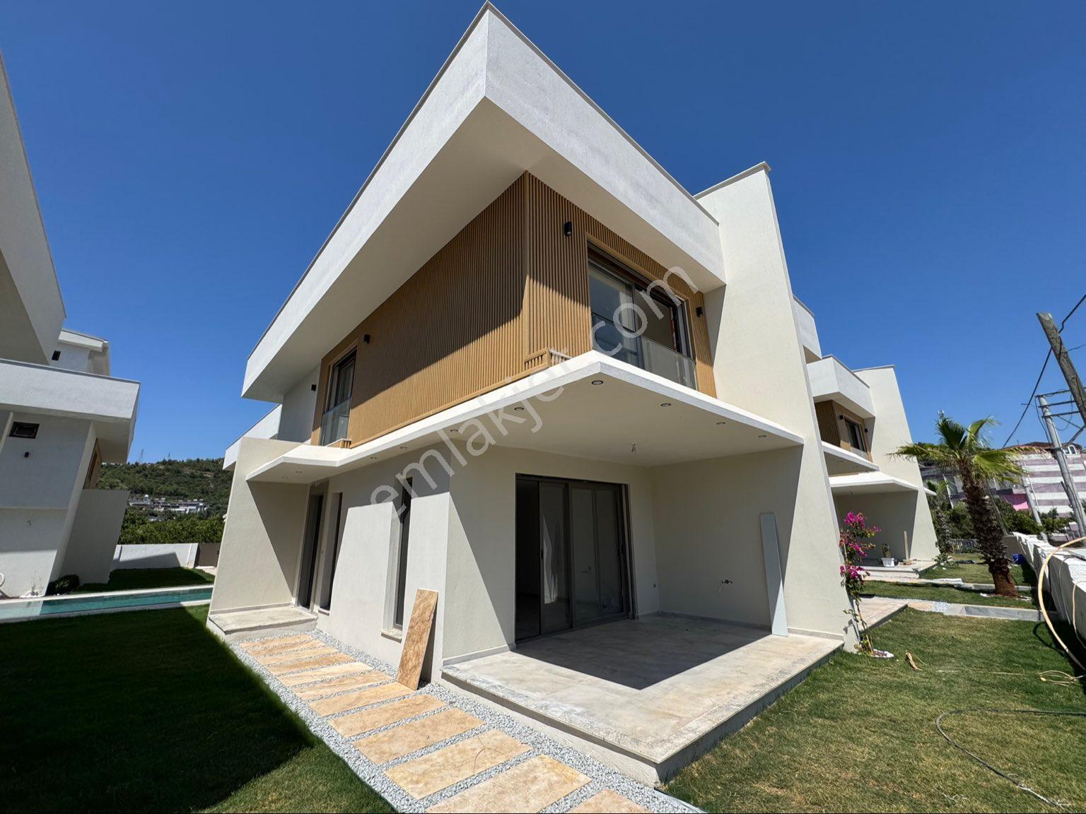 İzmir Seferihisar Ürkmezde Satılık Havuzlu 3+1 Yazlık Villa